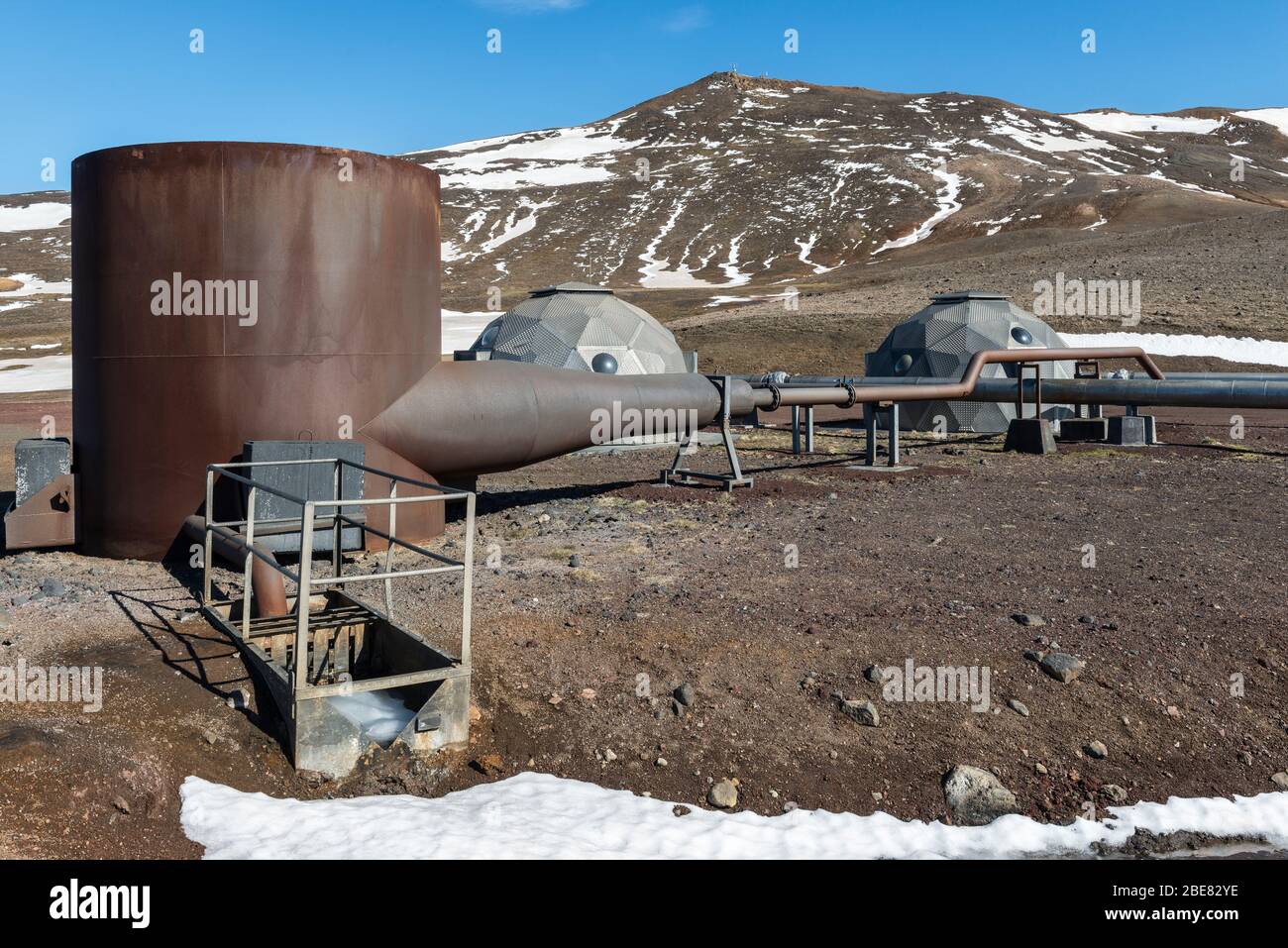 Vicino a Myvatn, a nord-est dell'Islanda. Fori di trivellazione sul fianco del vulcano Krafla produrre vapore ad alta pressione per il Krafla Centrale geotermica elettrica Foto Stock