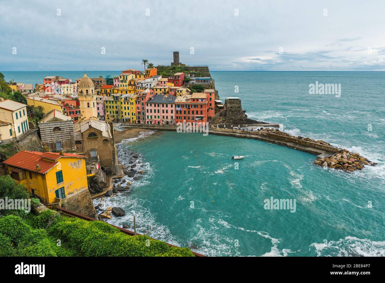 Veduta aerea sul paese di Vernazza, sulla costa delle cinque Terre in Liguria Foto Stock