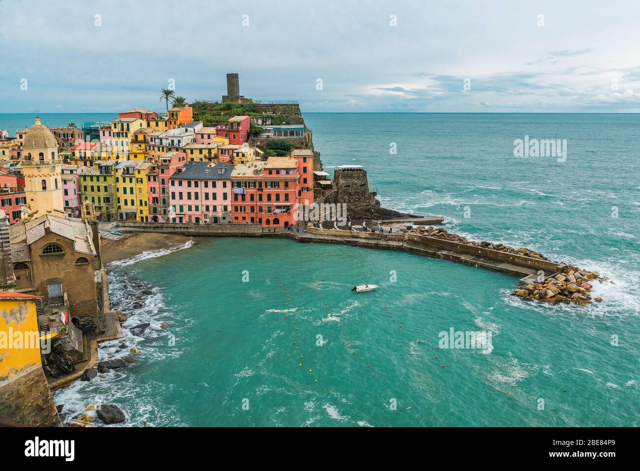 Antico borgo italiano di Vernazza, sulla costa delle cinque Terre d'Italia, Liguria sulla costa Foto Stock