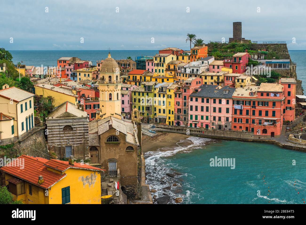 Centro storico di Vernazza con case colorate nel parco delle cinque Terre Liguria, Italia, Europa Foto Stock