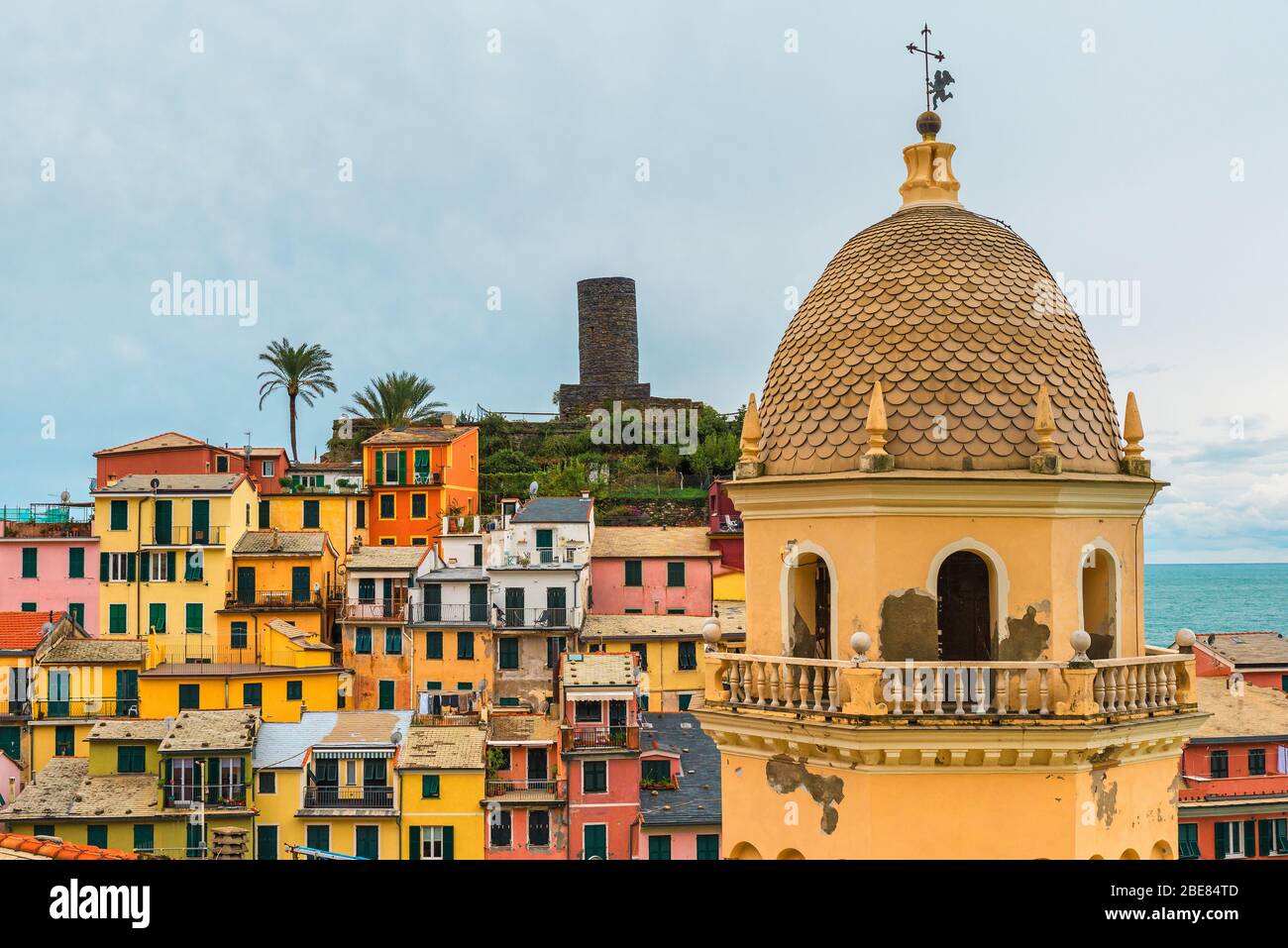 Edifici colorati con chiesa nel vecchio villaggio italiano Vernazza sulla costa delle cinque Terre, Liguria, Italia, Europa Foto Stock