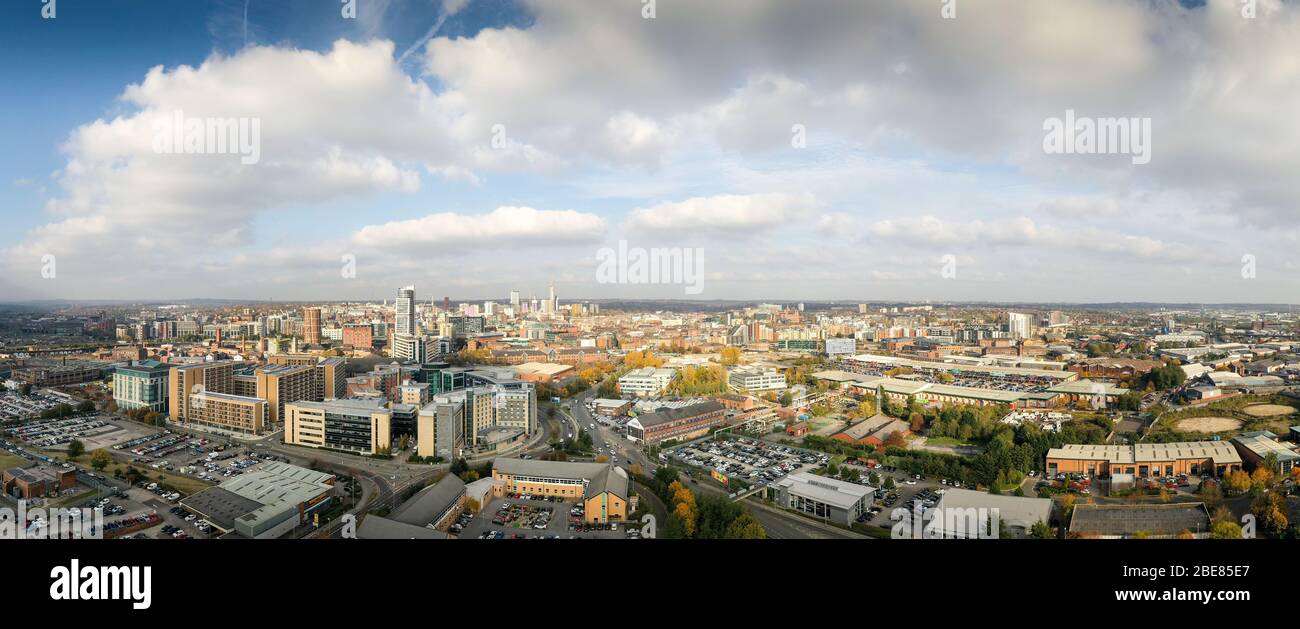 Vista aerea del centro di Leeds che mostra alti edifici che includono la Candle, Bridgewater Place (il Dalek) e strade che includono Sweet Street Foto Stock