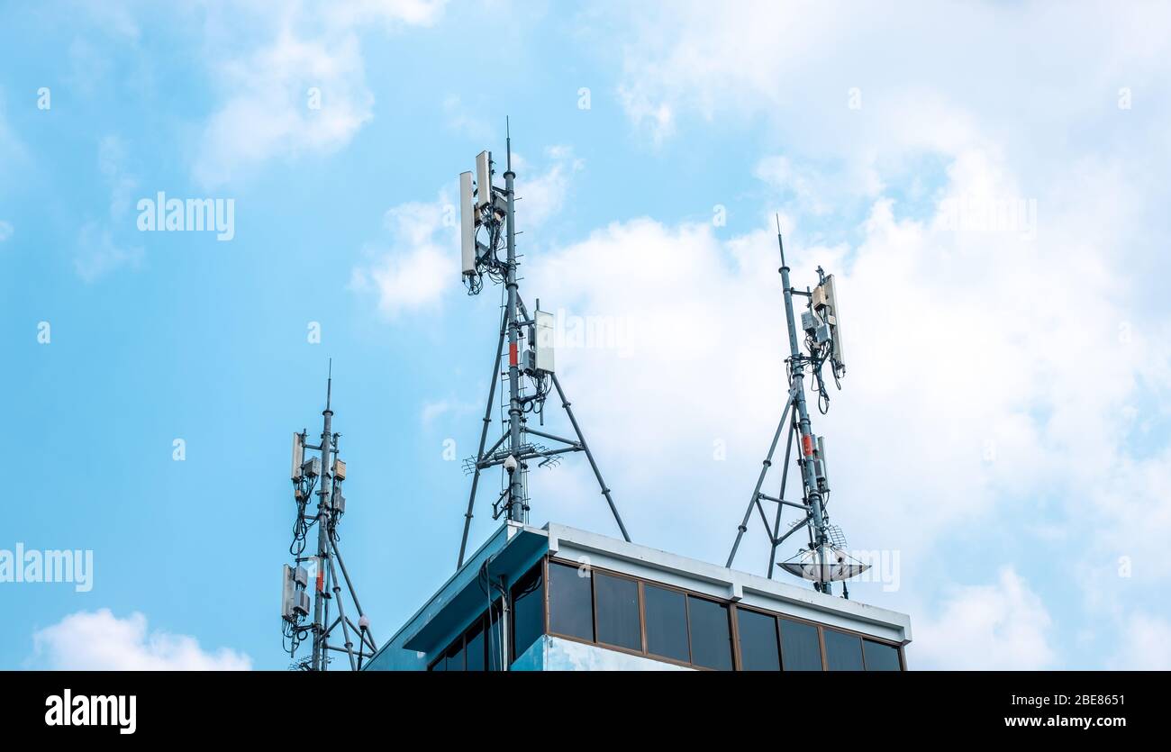 Antenna di rete della stazione base cellulare, inquinamento dell'aria e inquinamento ambientale foto Foto Stock
