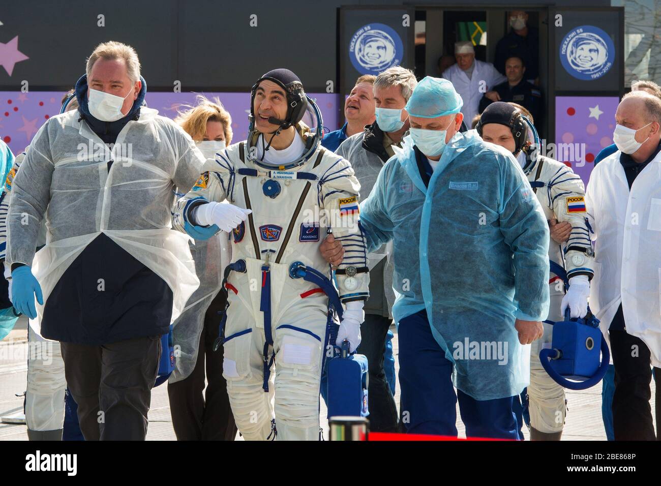 BAIKONUR, KAZAKHSTAN - 09 Aprile 2020 - spedizione 63 il membro della equipaggio Anatoly Ivanishin cammina a bordo del razzo Soyuz prima del lancio con Ivan Vagner di Foto Stock