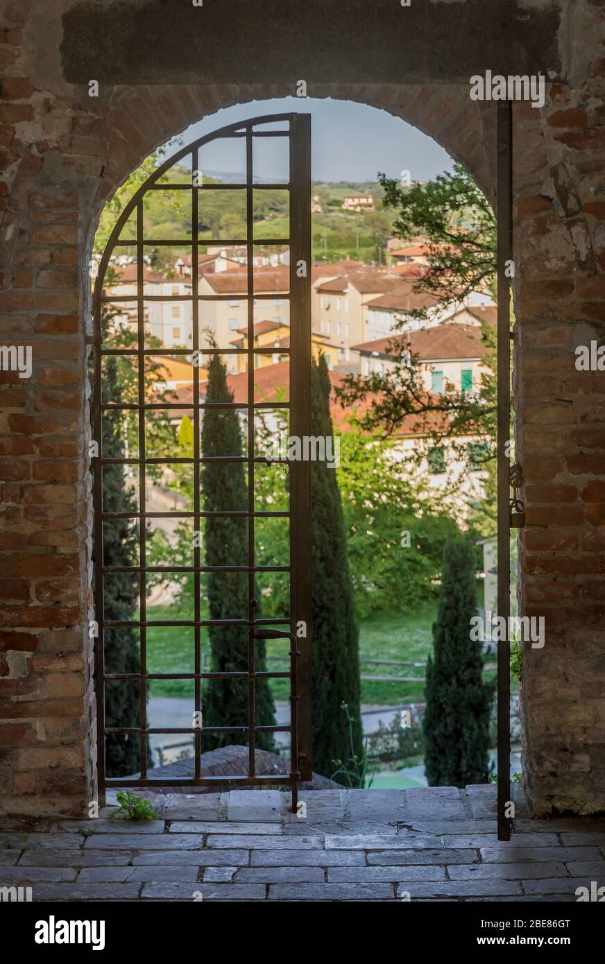 Vista panoramica sul centro storico di Fucecchio, Firenze, incorniciato da una delle antiche porte di accesso al Parco Corsini Foto Stock