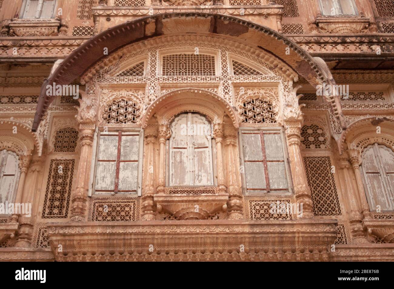 Jharokha o jharoka un tipo di balconata chiusa sovrastante Mehrangarh Fort, Jodhpur, Rajasthan, India Foto Stock