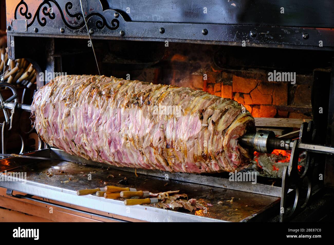 CAG Kebap, tradizionale Kebap turco preparato dallo chef. Affettare il kebab da servire. Foto Stock