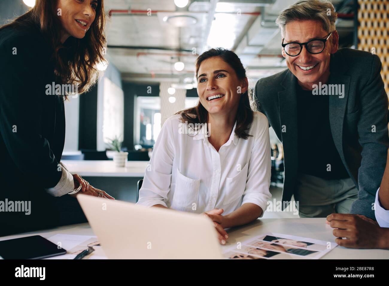 Team di professionisti che hanno un nuovo incontro di progetto. Uomini d'affari sorridenti durante una riunione in ufficio. Foto Stock