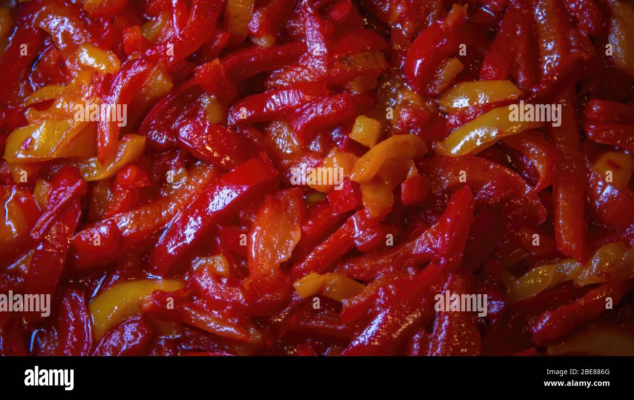 Mescolare i peperoni rossi e gialli fritti da vicino. Foto Stock