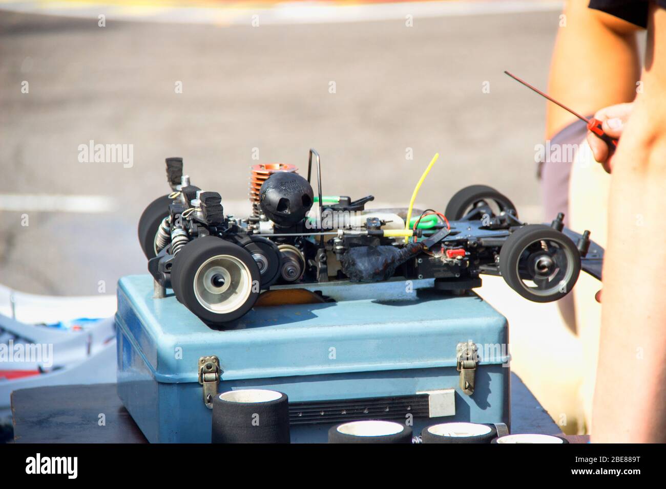 Configurazione di un modello di vettura radiocontrollato con motore a benzina. Motorsport Foto Stock