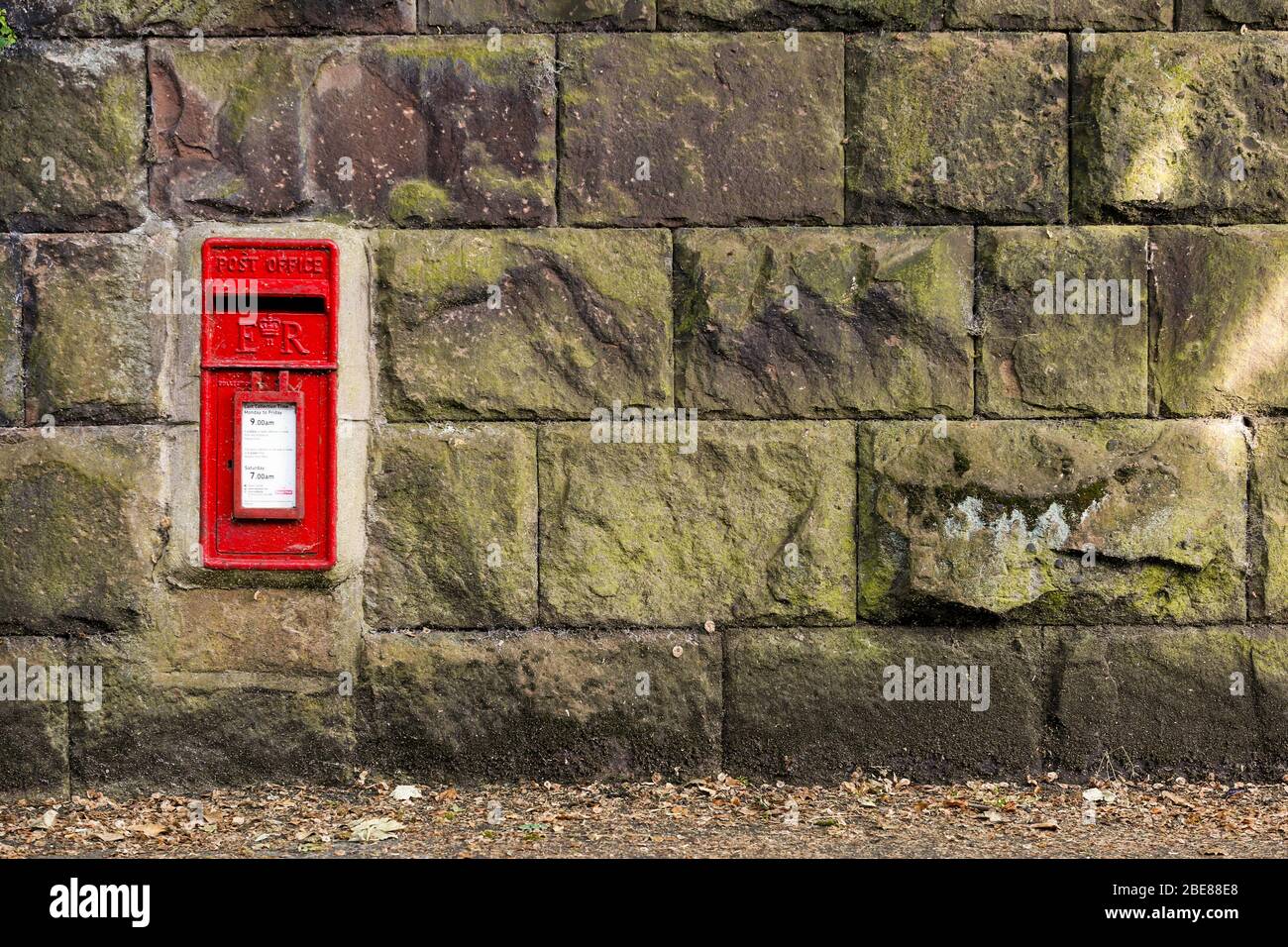 Una tradizionale posta posta posta gestita da Royal Mail in un muro di arenaria nel villaggio di woolton, famosa per la sua associazione con i Beatles Foto Stock