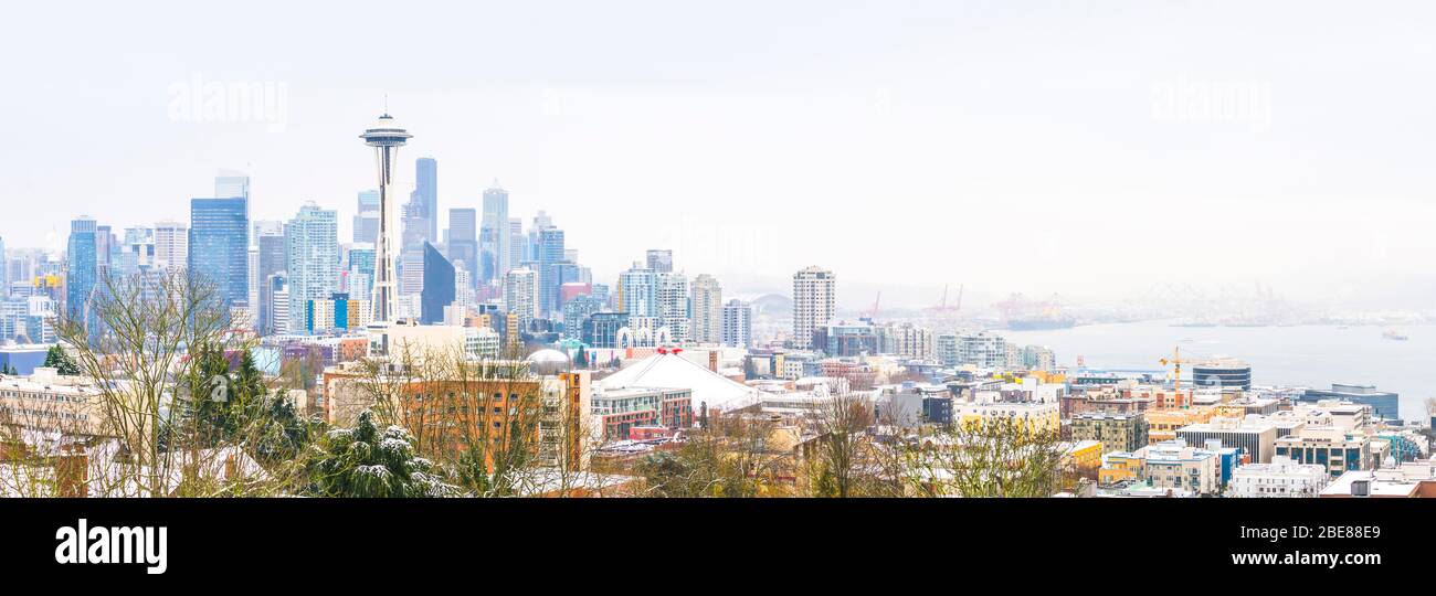 il paesaggio della città di seattle con la neve coperta di giorno. Foto Stock