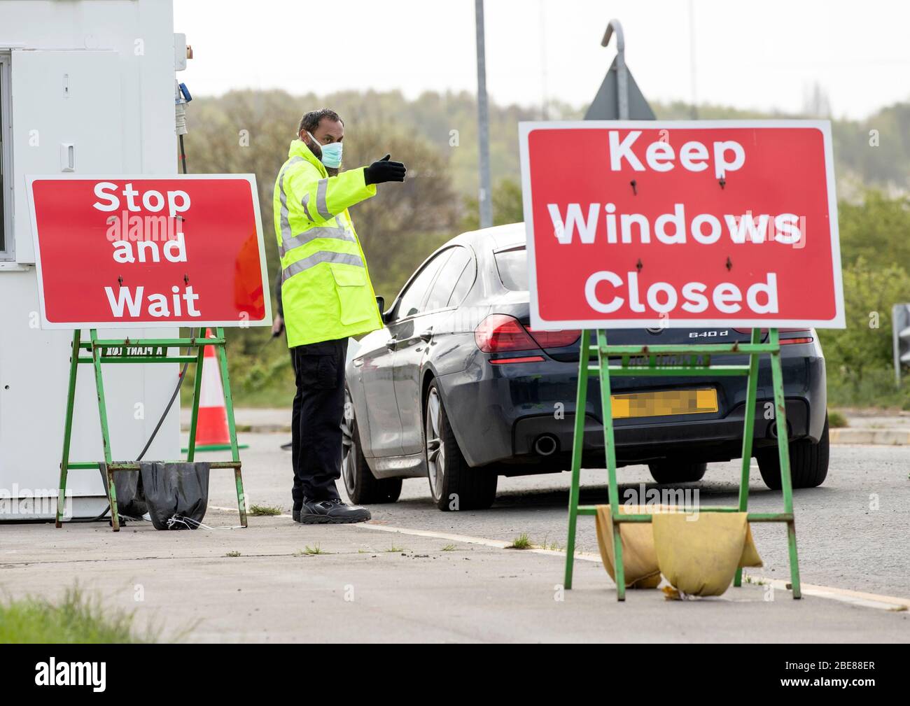 NOTA PER I REDATTORI: NUMERO DI PIASTRE PIXELATED DA PA PICTURE DESK immagine scattata alle 08:49 in un drive-in Covid-19 centro di test a Leeds Temple Green Park and Ride, parte del governo britannico-wide drive per aumentare i test per migliaia di altri lavoratori NHS. Foto Stock