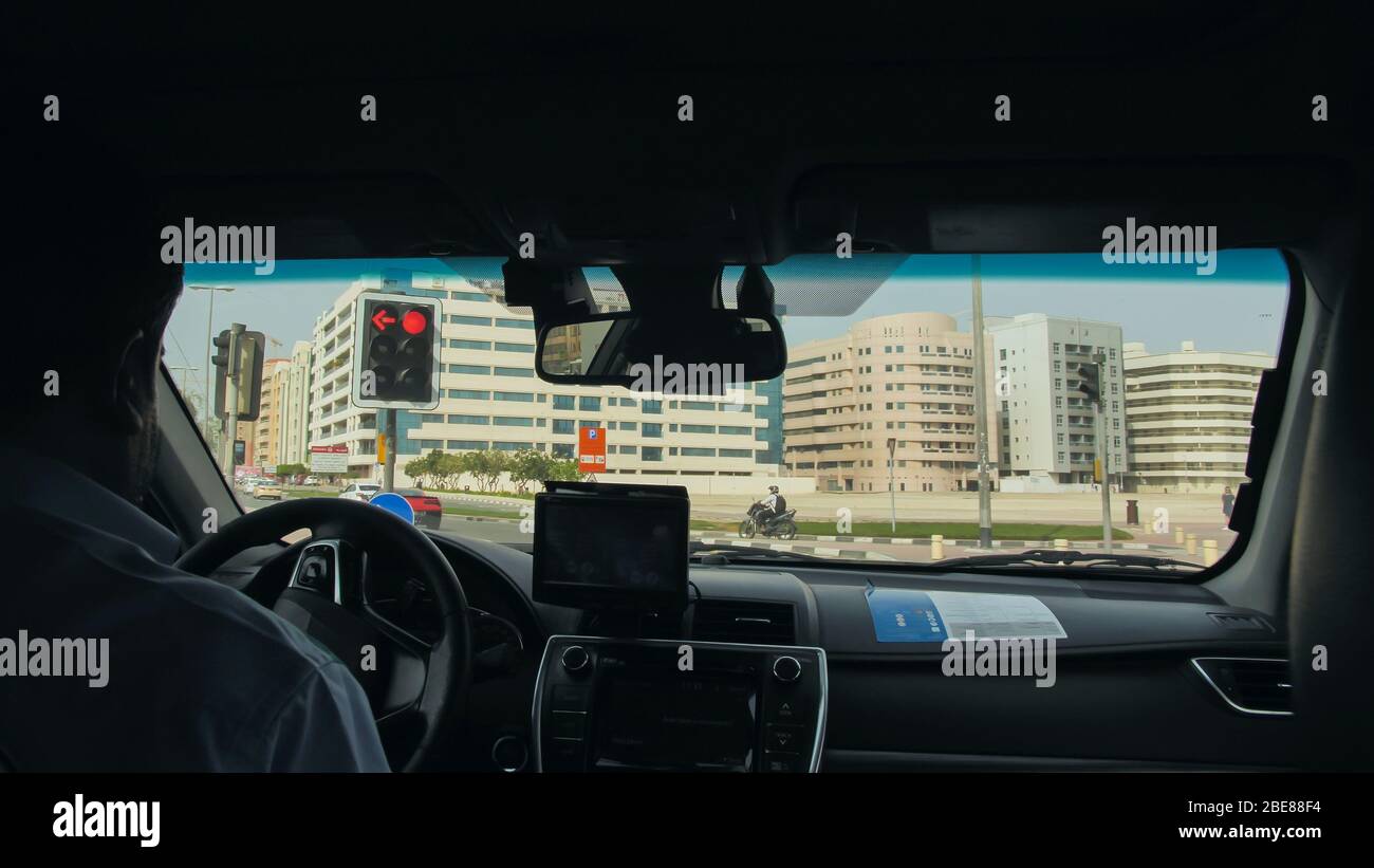 Vista dal taxi di un taxi per le strade di Dubai. Foto Stock