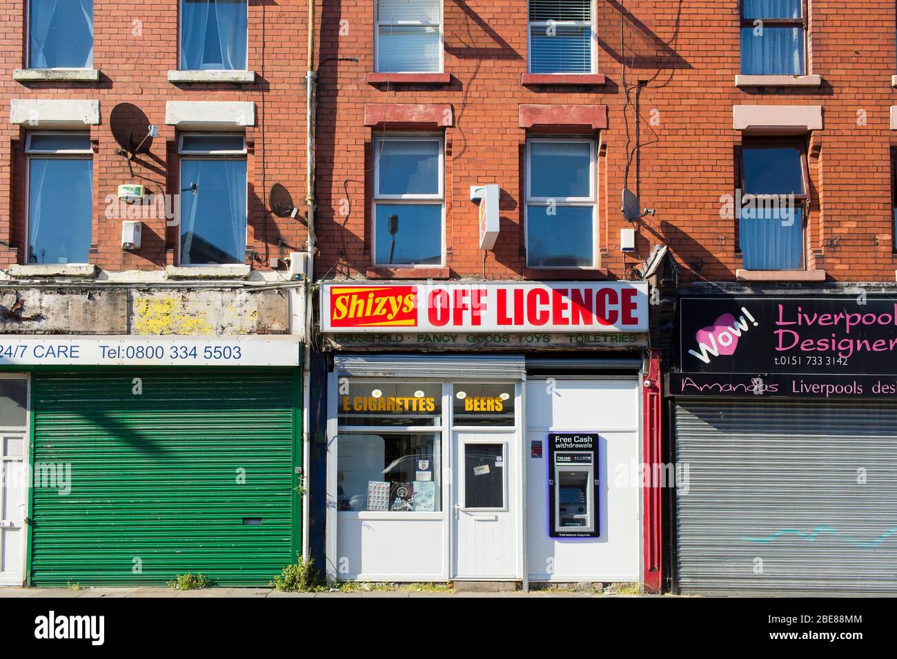 Negozi con servizio navetta su Wavertree High Street, un'arteria principale per il centro di liverpool, Liverpool, Inghilterra. Foto Stock