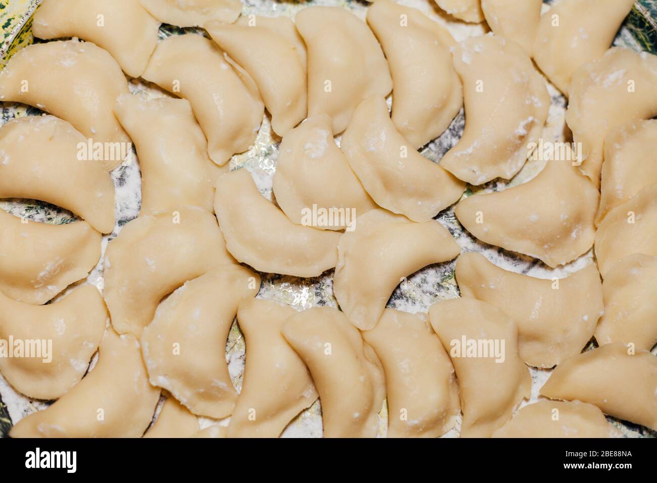 tanti gnocchi deliziosi per cucinare sullo sfondo Foto Stock