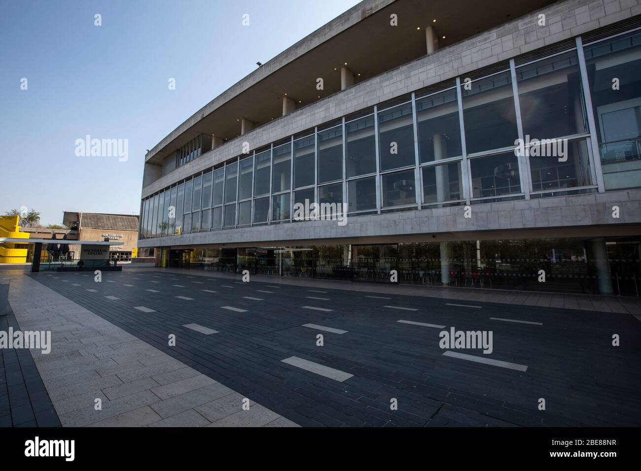 Strade vuote al Royal Festival Hall nella zona di Southbank nel centro di Londra durante il Coronavirus COVID-19, che si trova nella capitale dell'Inghilterra. Foto Stock