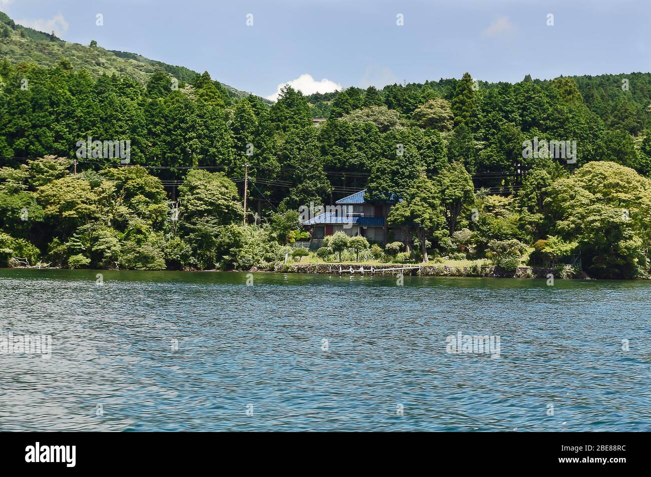 Vista da una barca sul lago Ashi guardando le colline di Hakone, Giappone Foto Stock