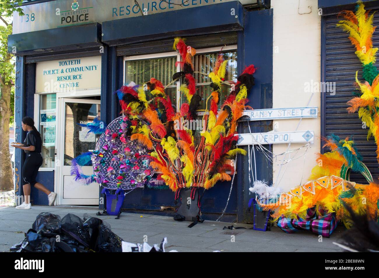 Granby Street a Liverpool, L8, conosciuta anche come Toxteth, ha uno spirito di comunità vivace e colorato. Liverpool. Inghilterra Foto Stock