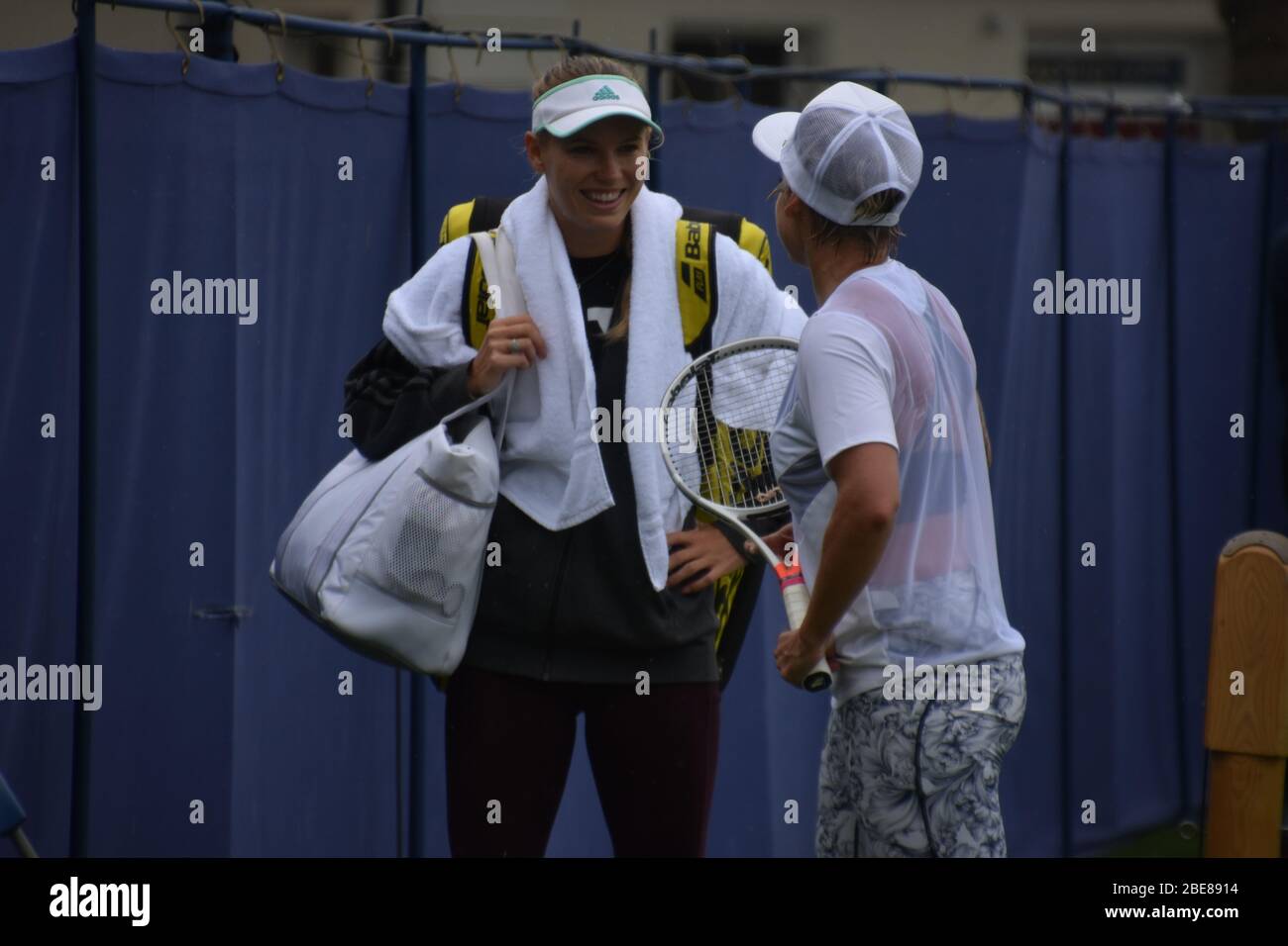 Bethanie Mattek Sands of America parla con Caroline Wozniacki, danese, tennisti femminili all'Eastbourne Tennis il 24 giugno 2019, Regno Unito Foto Stock