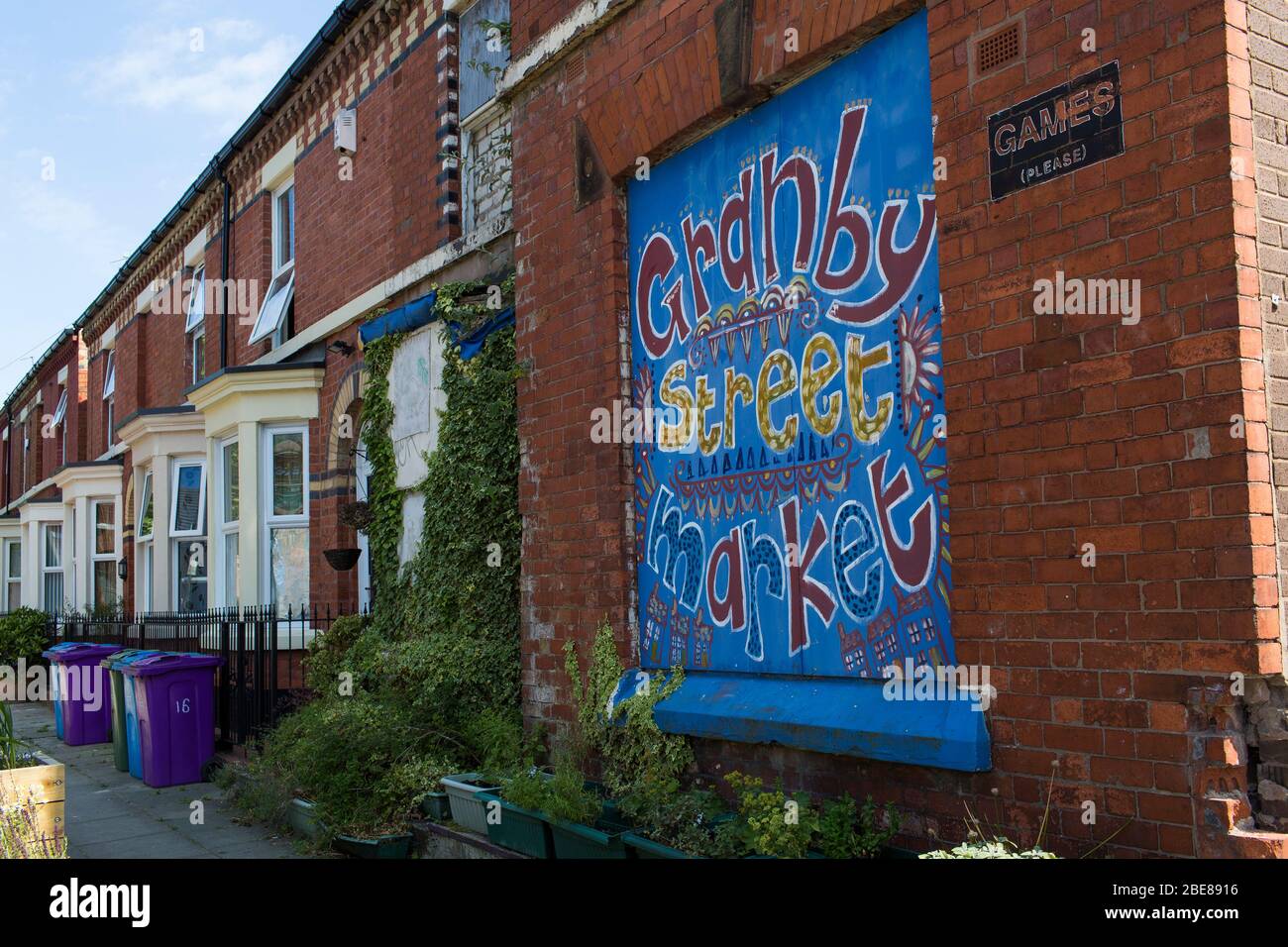 Granby Street a Liverpool, L8, conosciuto anche come Toxteth, ha uno spirito di comunità colorato e vivace. Liverpool. Inghilterra Foto Stock