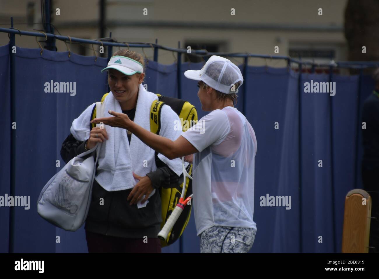 Bethanie Mattek Sands of America parla con Caroline Wozniacki, danese, tennisti femminili all'Eastbourne Tennis il 24 giugno 2019, Regno Unito Foto Stock