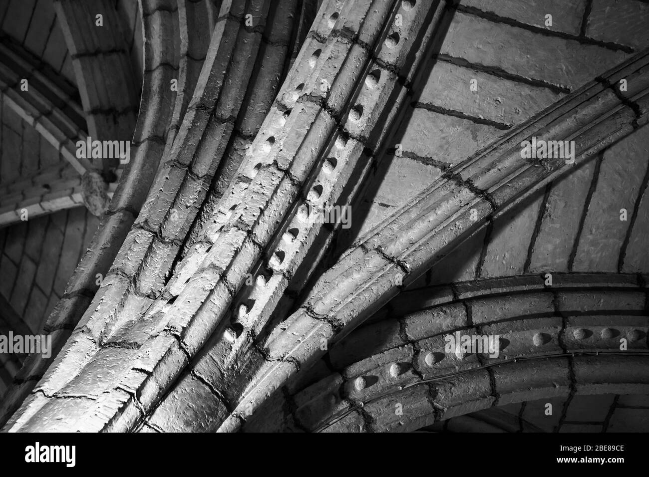 Dettagli del soffitto gotico, astratto scuro classico sfondo architettonico foto Foto Stock