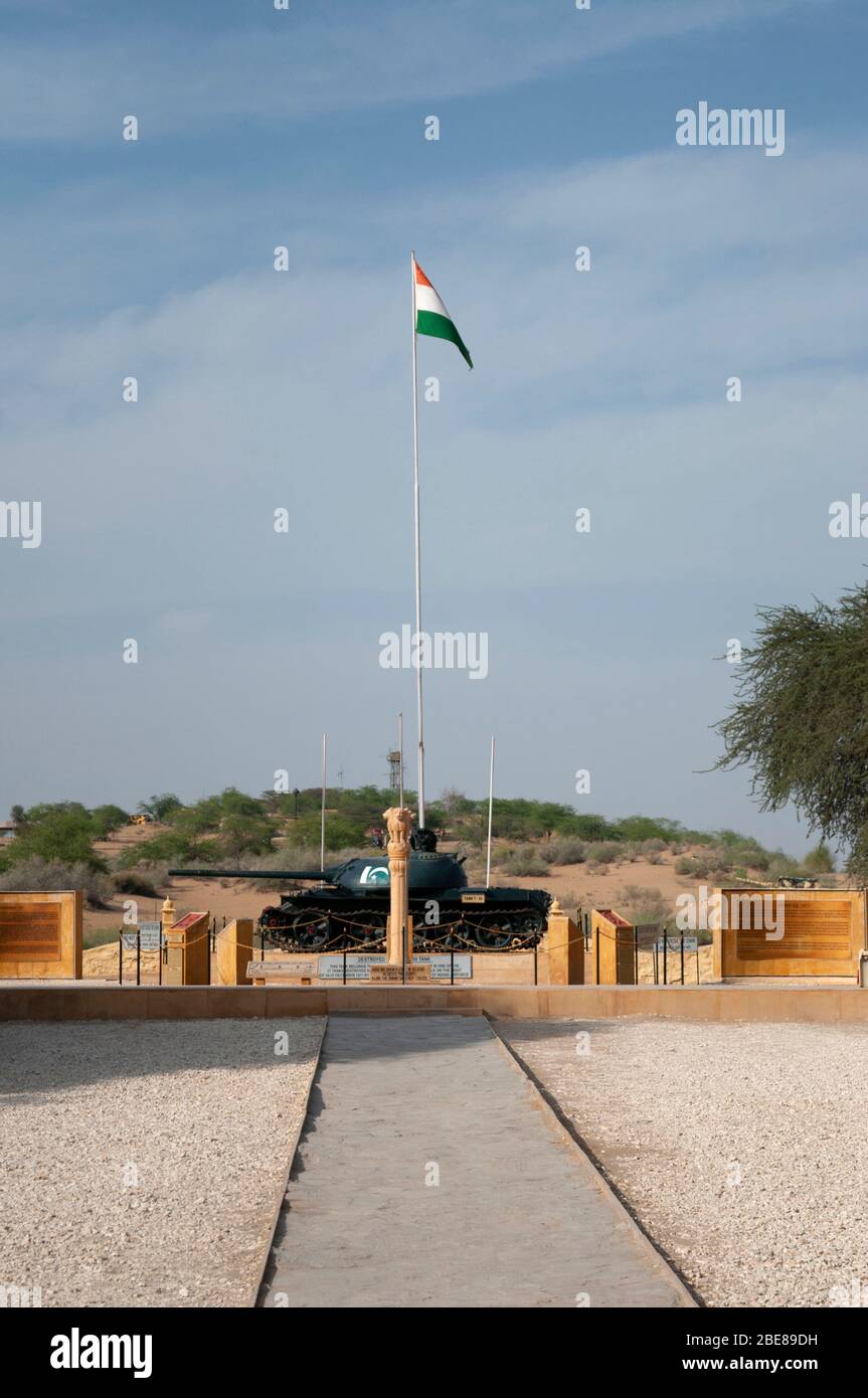 Bandiera dell'India e Pakistan catturato T59 Tank/Patton Tank, War Memorial, Longewala, distretto di Jaisalmer, Rajasthan, India Foto Stock