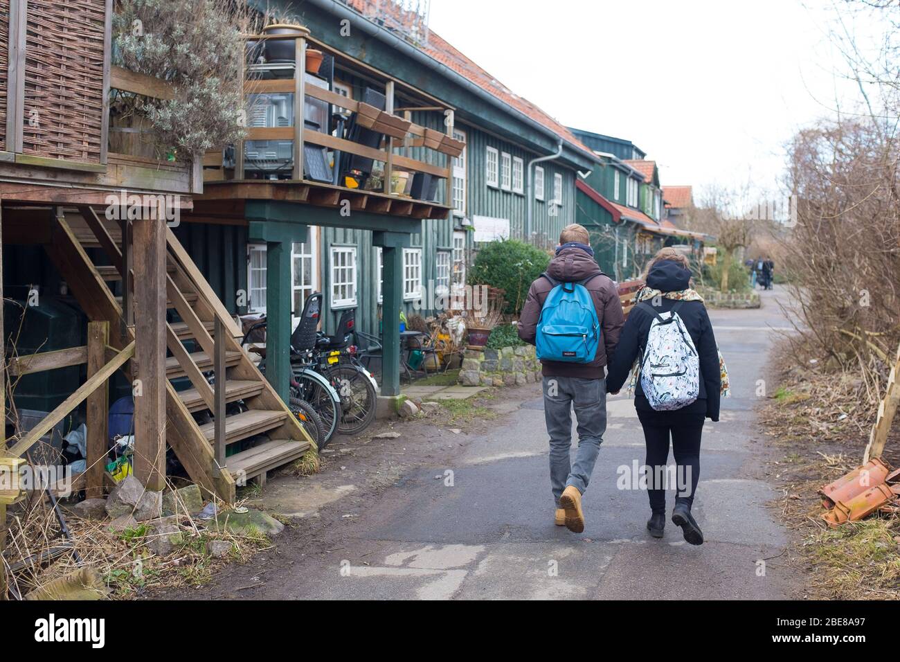 Un paio di visitatori passeggiano per le tranquille strade di Christiania Freetown, nel centro di Copenaghen, Danimarca Foto Stock