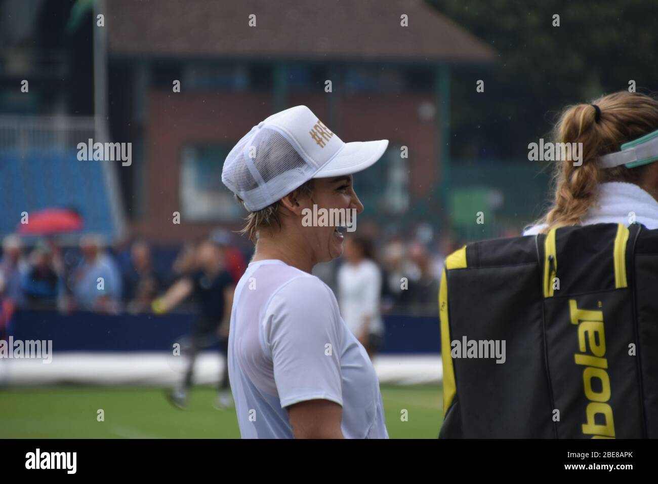 Bethanie Mattek Sands of America parlando con Caroline Wozniacki e Wozniackis Dad, Eastbourne Tennis il 24 giugno 2019 Foto Stock