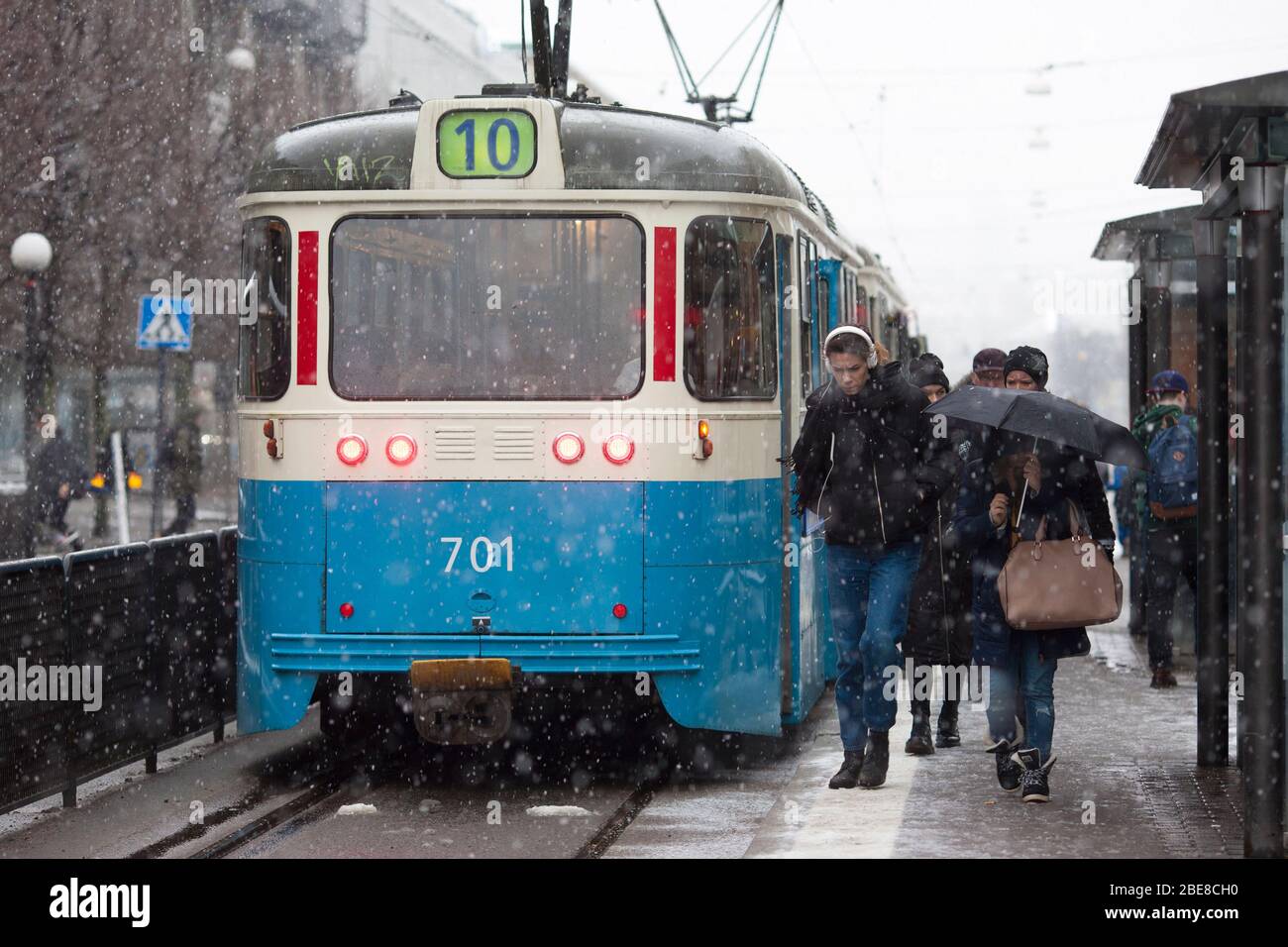 I pendolari combattono le condizioni di neve nel centro di Gothenburg, lasciare il tram numero 10. Svezia. Foto Stock