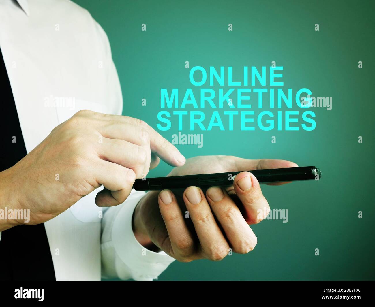 Uomo d'affari con smartphone e firmare strategie di marketing online. Foto Stock