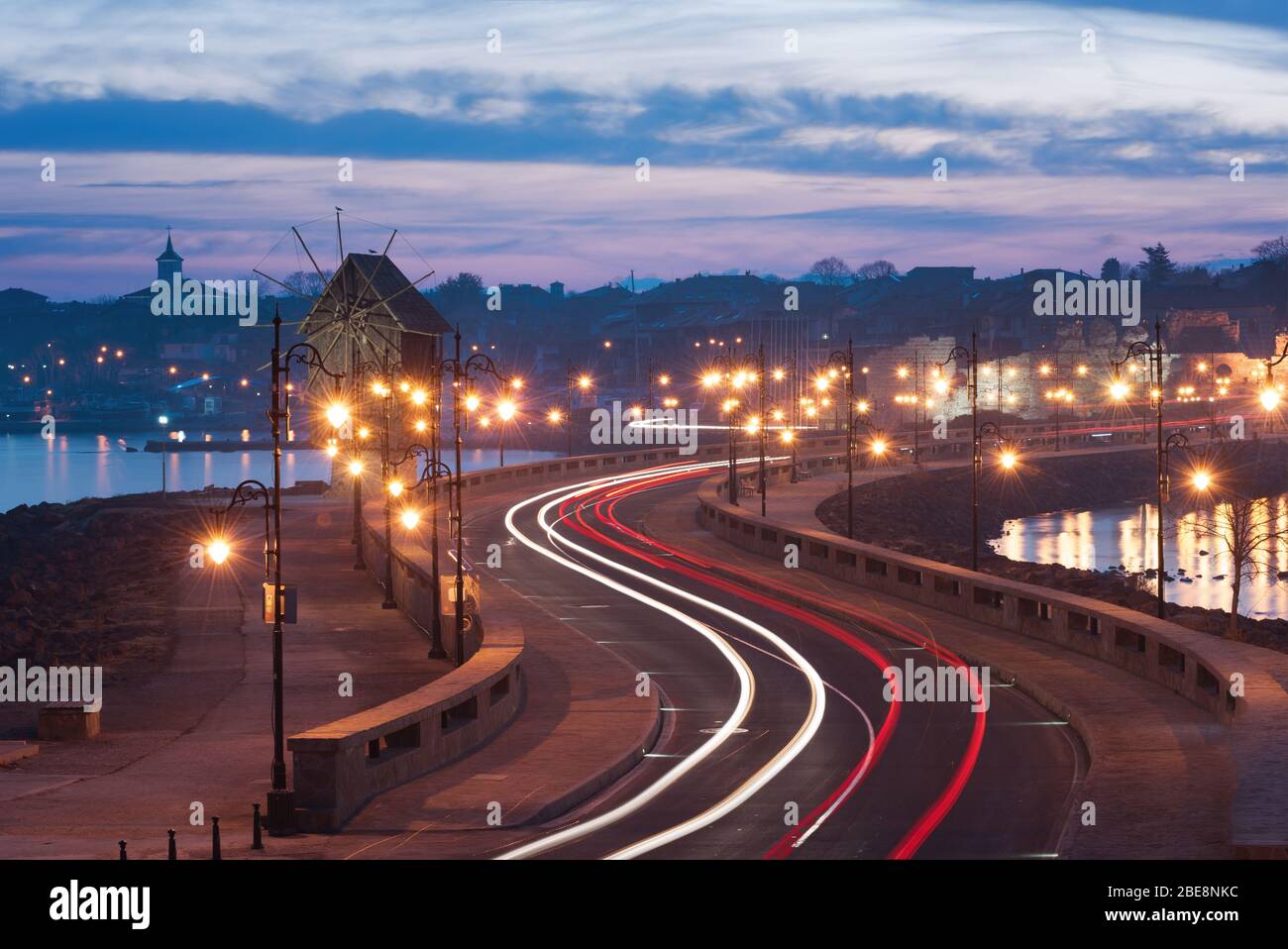 Vecchio mulino a vento nella città antica di Nesebar in Bulgaria. L'ingresso alla città vecchia. Costa bulgara del Mar Nero. Patrimonio mondiale dell'UNESCO. Strada Foto Stock