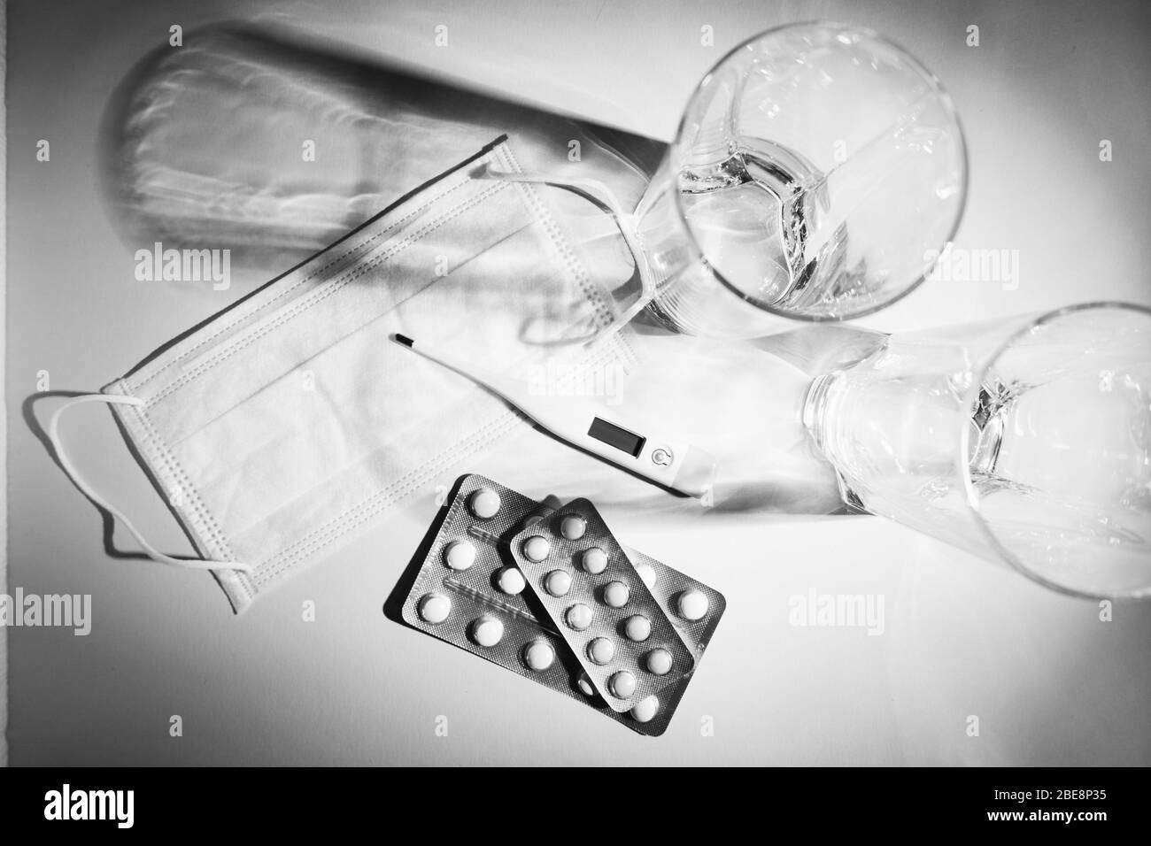 Attributi medici durante l'influenza e l'epidemia di SARS. Maschera facciale medica, compresse e termometro. Protezione contro il coronavirus e altri virus. T Foto Stock