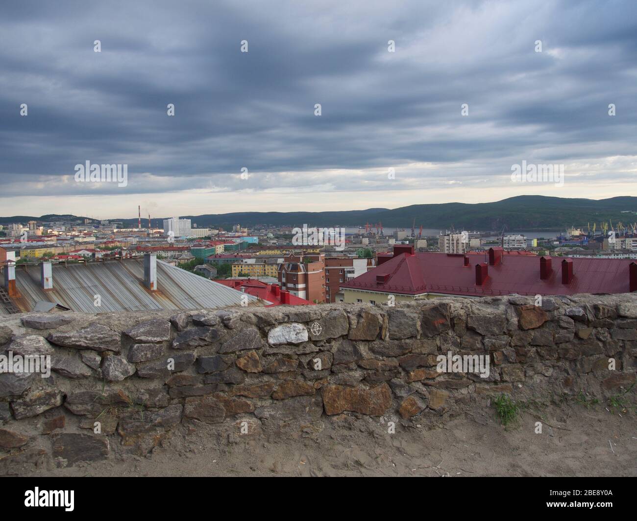 Murmansk, Russia. Paesaggio urbano con vista sulla baia di Kola Foto Stock