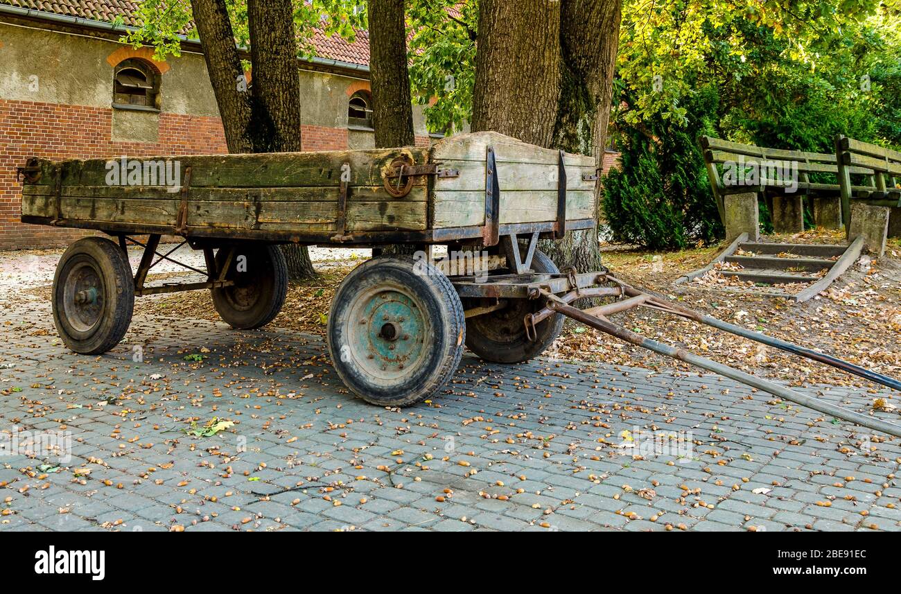 Carro agricolo a ruote di legno immagini e fotografie stock ad alta  risoluzione - Alamy