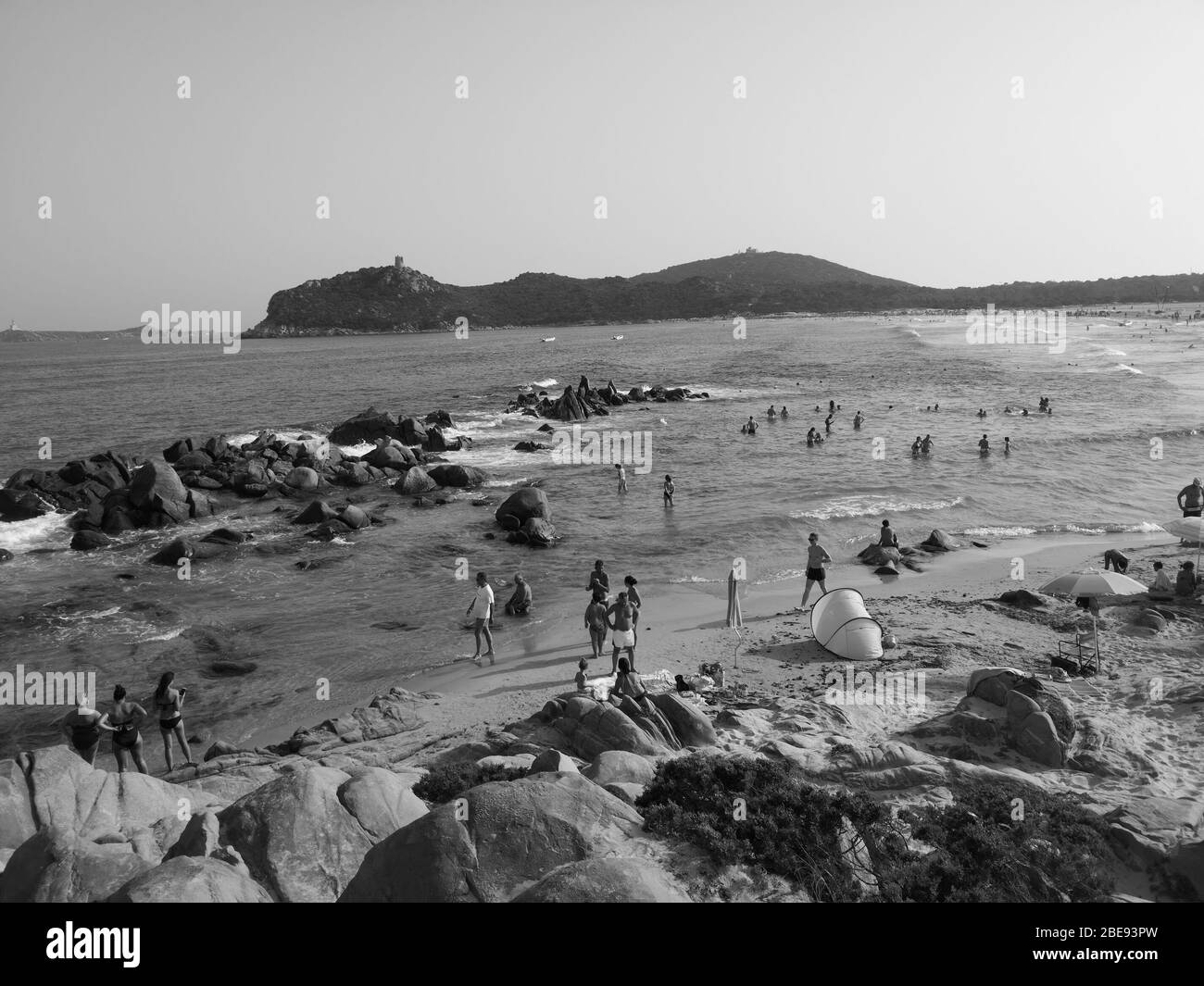 Sardegna, Italia - 7 agosto 2019: Turisti e bagnanti sulle spiagge di sabbia e roccia tipiche della Sardegna. Foto Stock