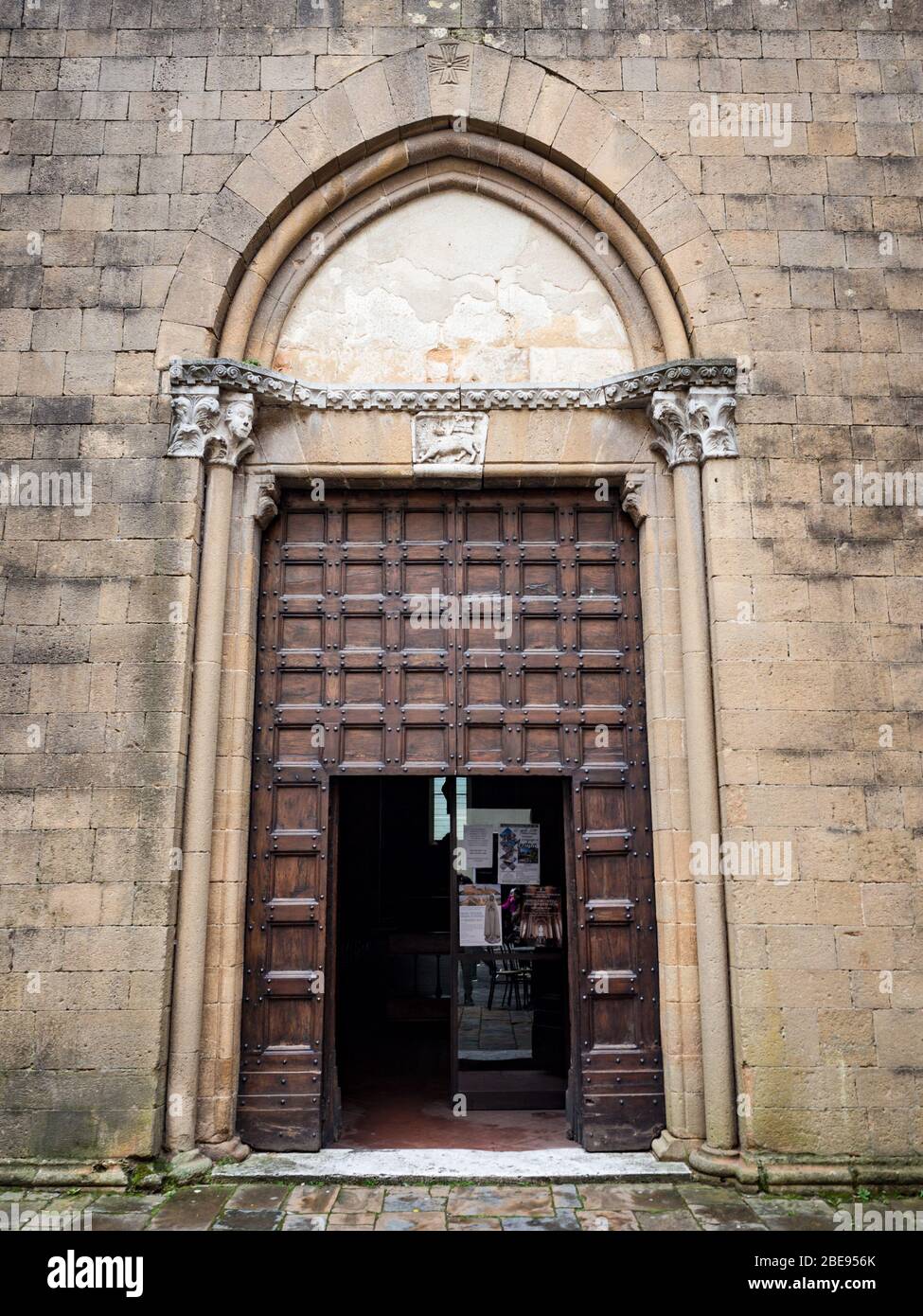 Imponente portale della chiesa di San Francesco a Pienza, risalente al 1200. Foto Stock