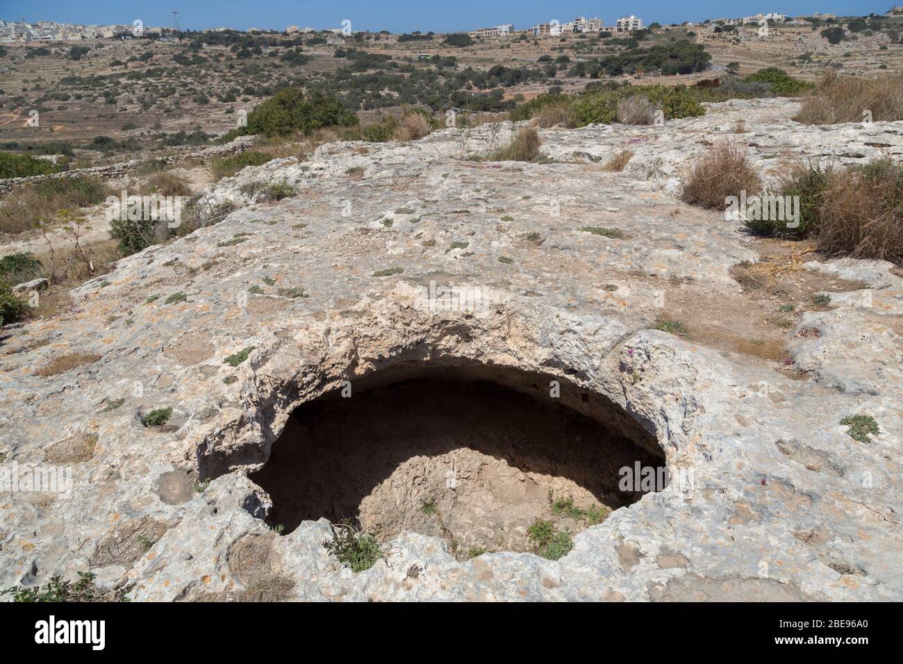 Granaio preistorico o bene sul percorso archeologico del Patrimonio, Xemxija, Bajda Ridge, costa di Malta Foto Stock