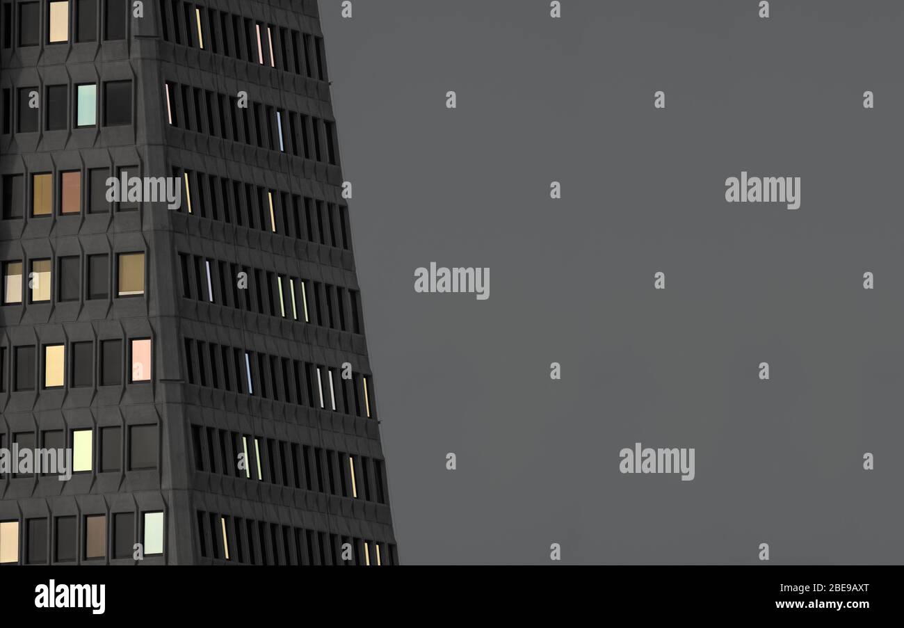 Un alto edificio di notte con luci di appartamento e spazio per fotocopie Foto Stock