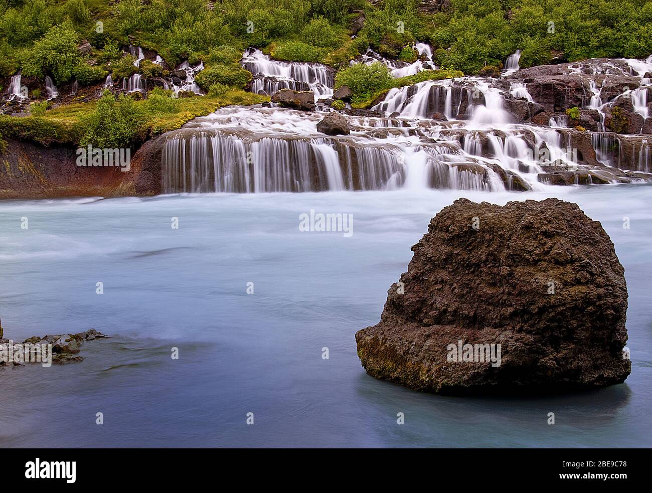 La cascata Hraunfossar sul fiume Hvita nell'Islanda occidentale, in Europa Foto Stock