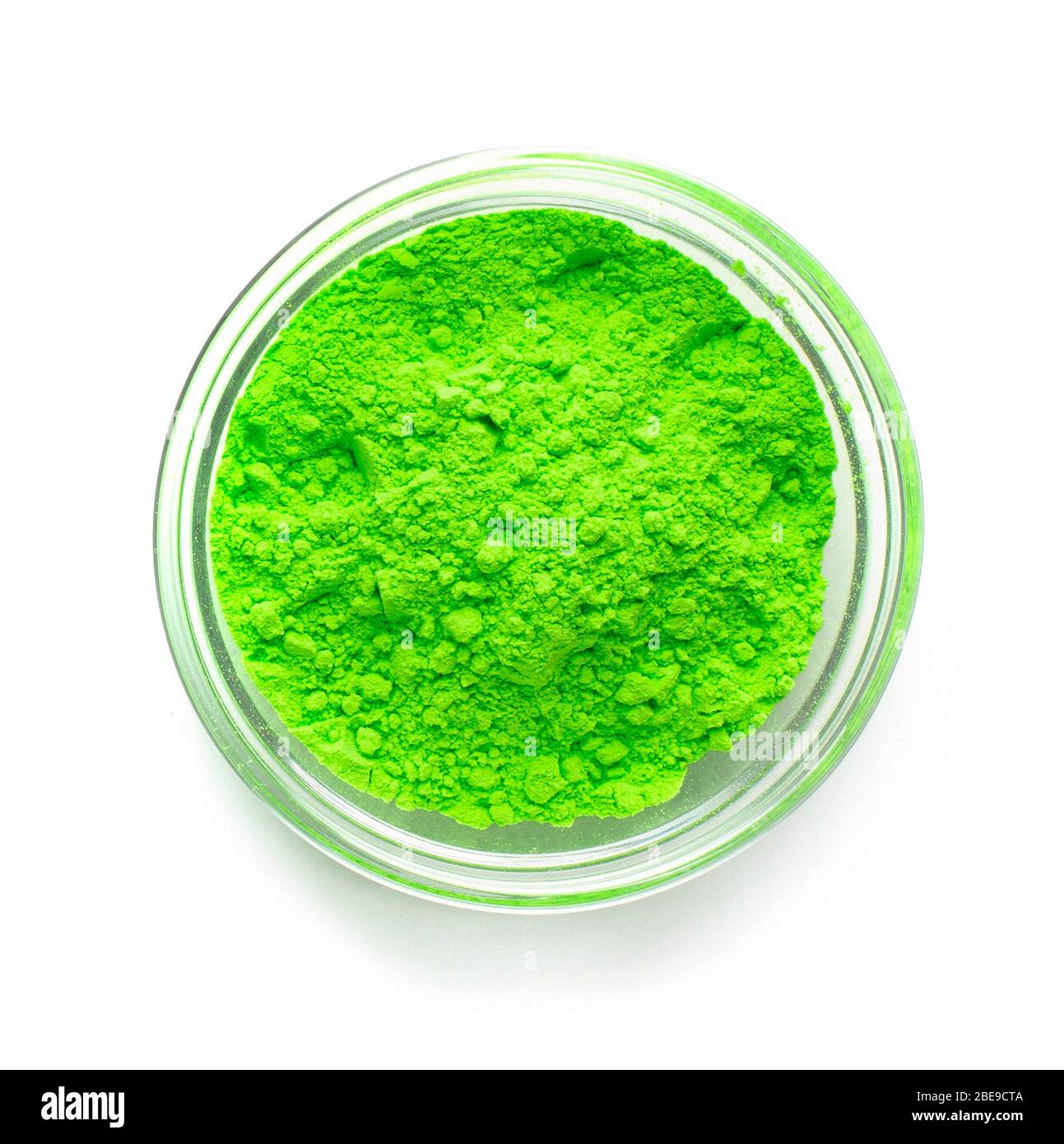 Vernice verde in polvere nella ciotola di vetro, primo piano Foto Stock