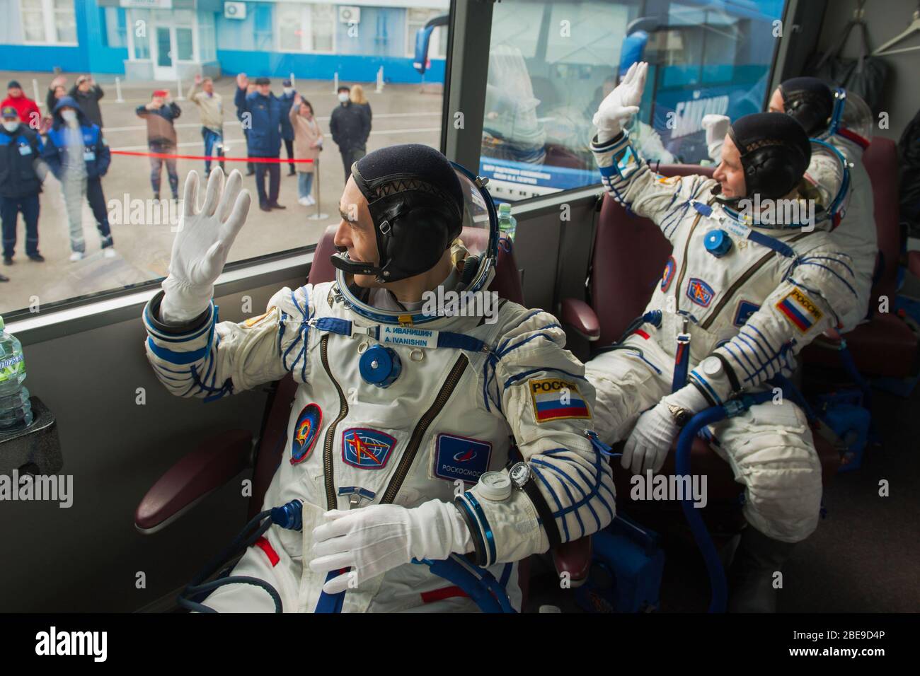 BAIKONUR, KAZAKHSTAN - 09 aprile 2020 - Prefettura della spedizione 63 - spedizione 63 membri dell'equipaggio Anatoly Ivanishin, sinistra, Ivan Vagner di Roscosmos, centro, Foto Stock