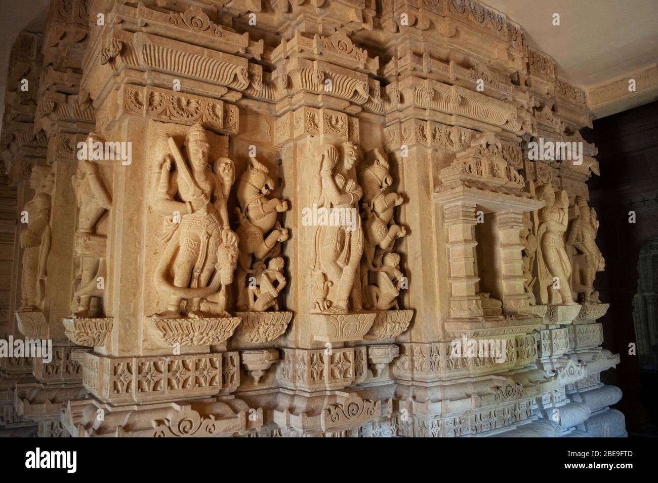 Divinità scolpite, Baba Ramdev ji tempio o Mandir, Jaisalmer, Rajasthan, India Foto Stock