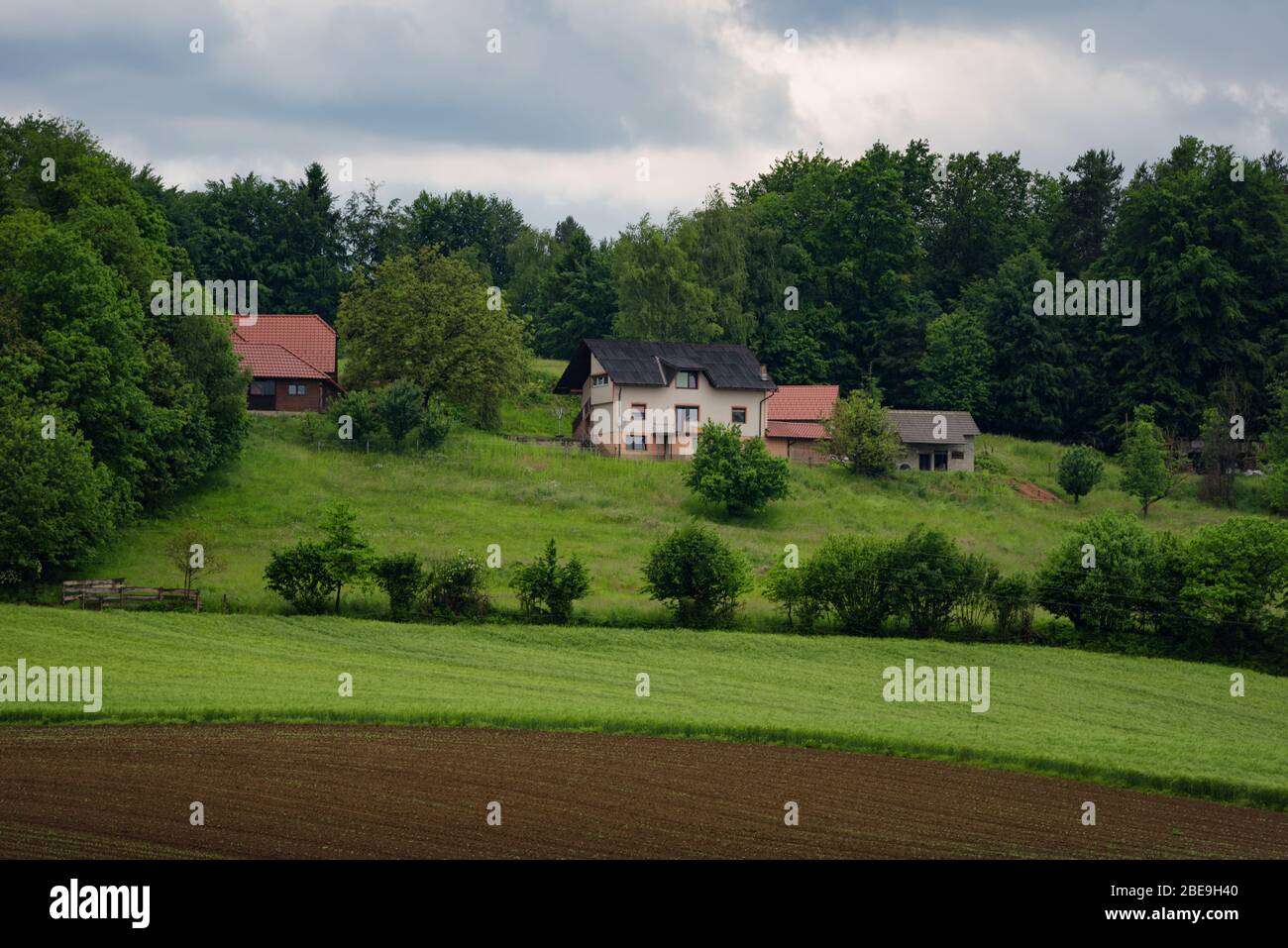 Paesaggio alpino rurale con villaggio sloveno in valle vicino al lago di Bled in primavera giorno di sole. Slovenia. Foto Stock