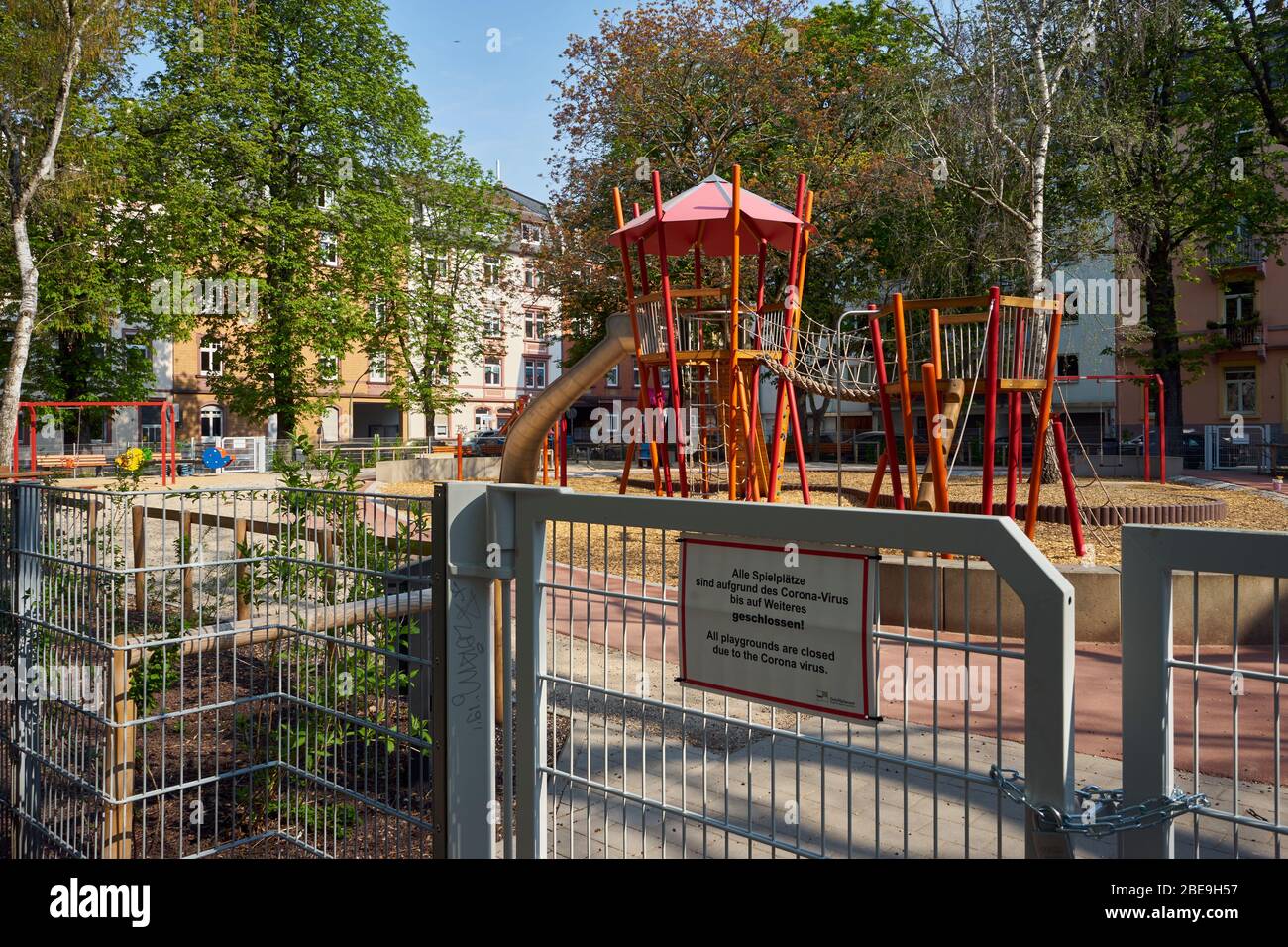Spielplatz, wegen dem Coronavius geschlossen, Bockenheim, Francoforte sul meno, Deutschland Foto Stock