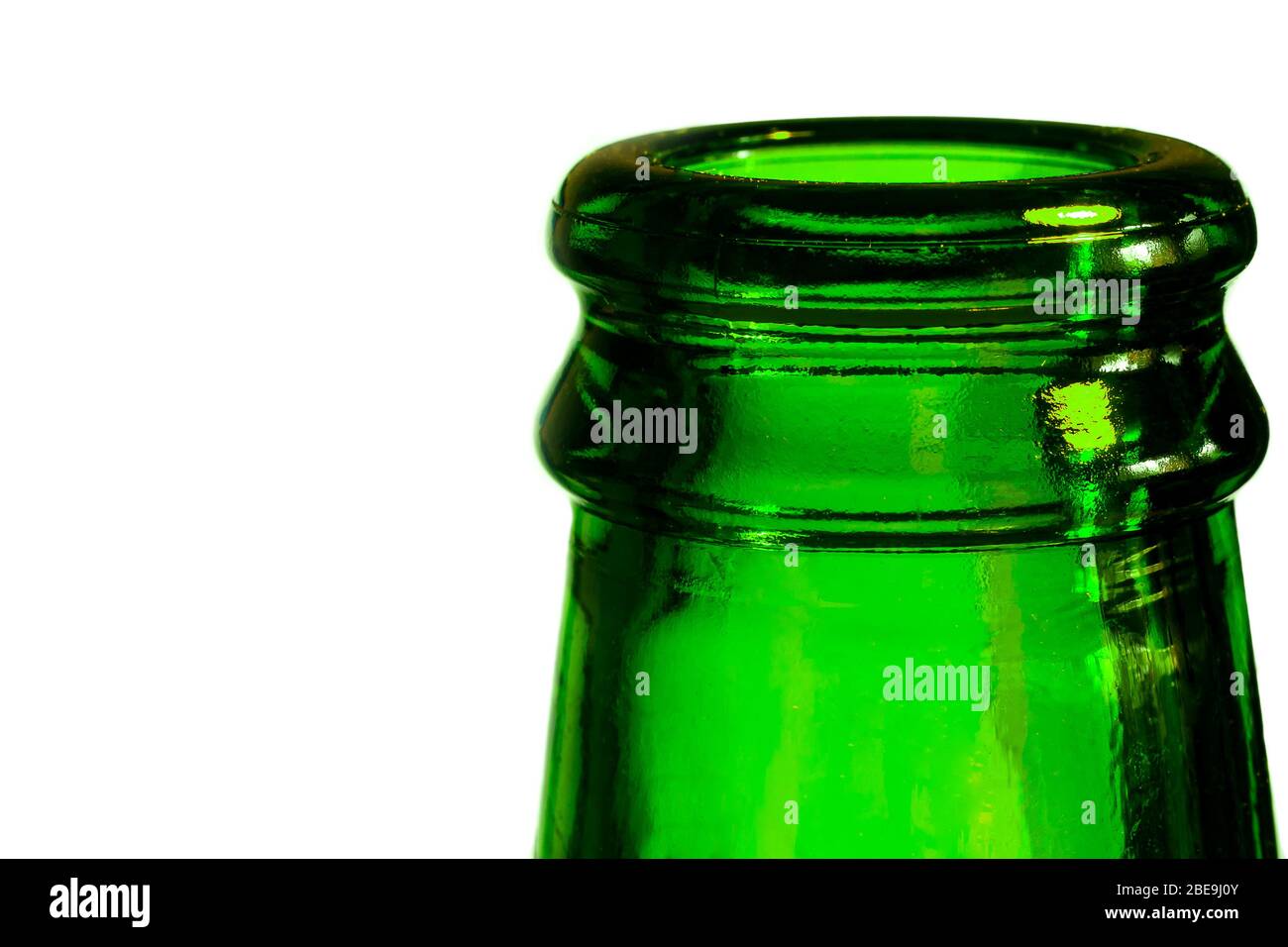 Una bottiglia di birra verde. Collo di bottiglia in verde su sfondo bianco. Foto Stock
