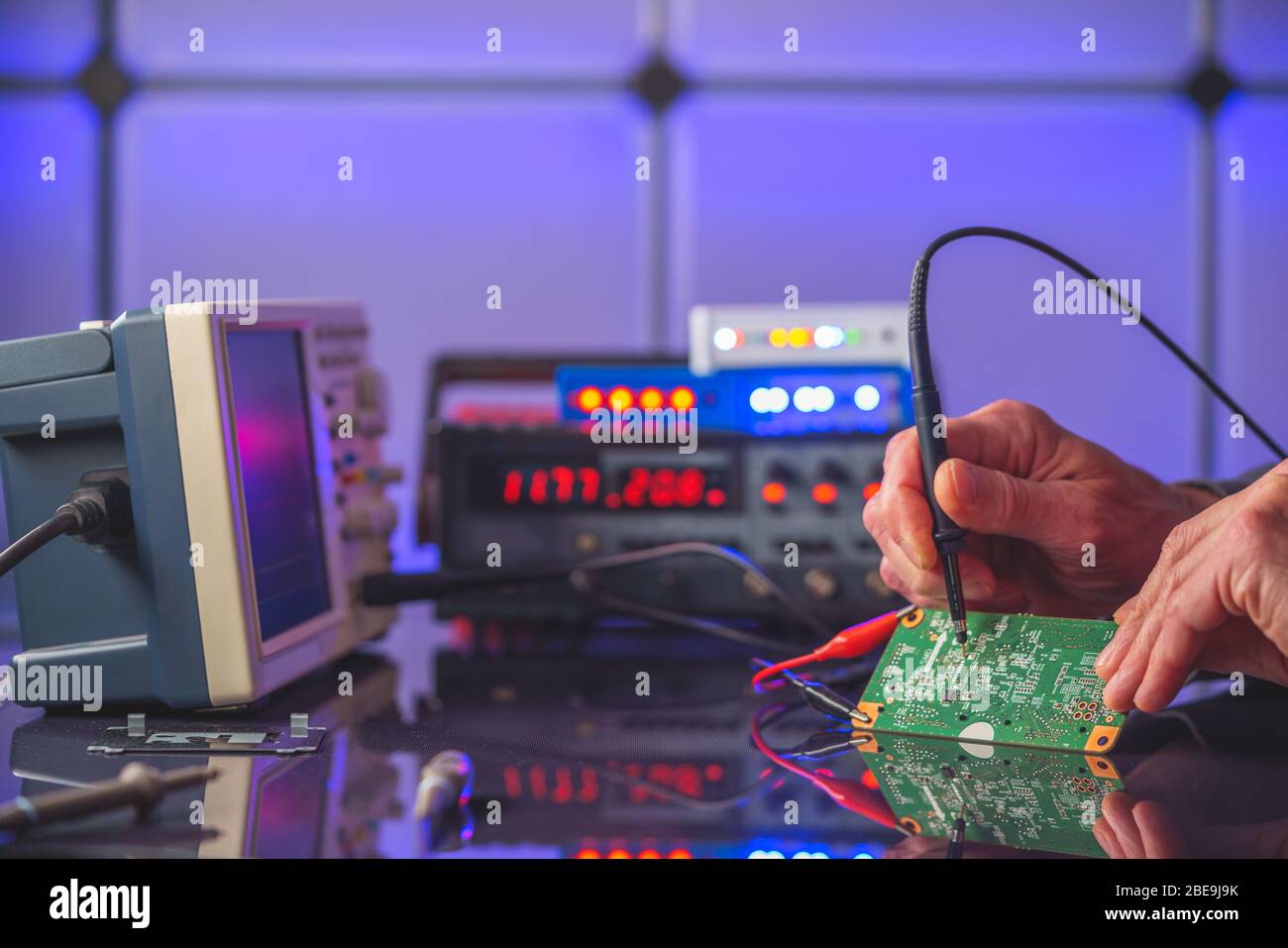 Microcontroller witch PCB in laboratorio di elettronica Foto Stock