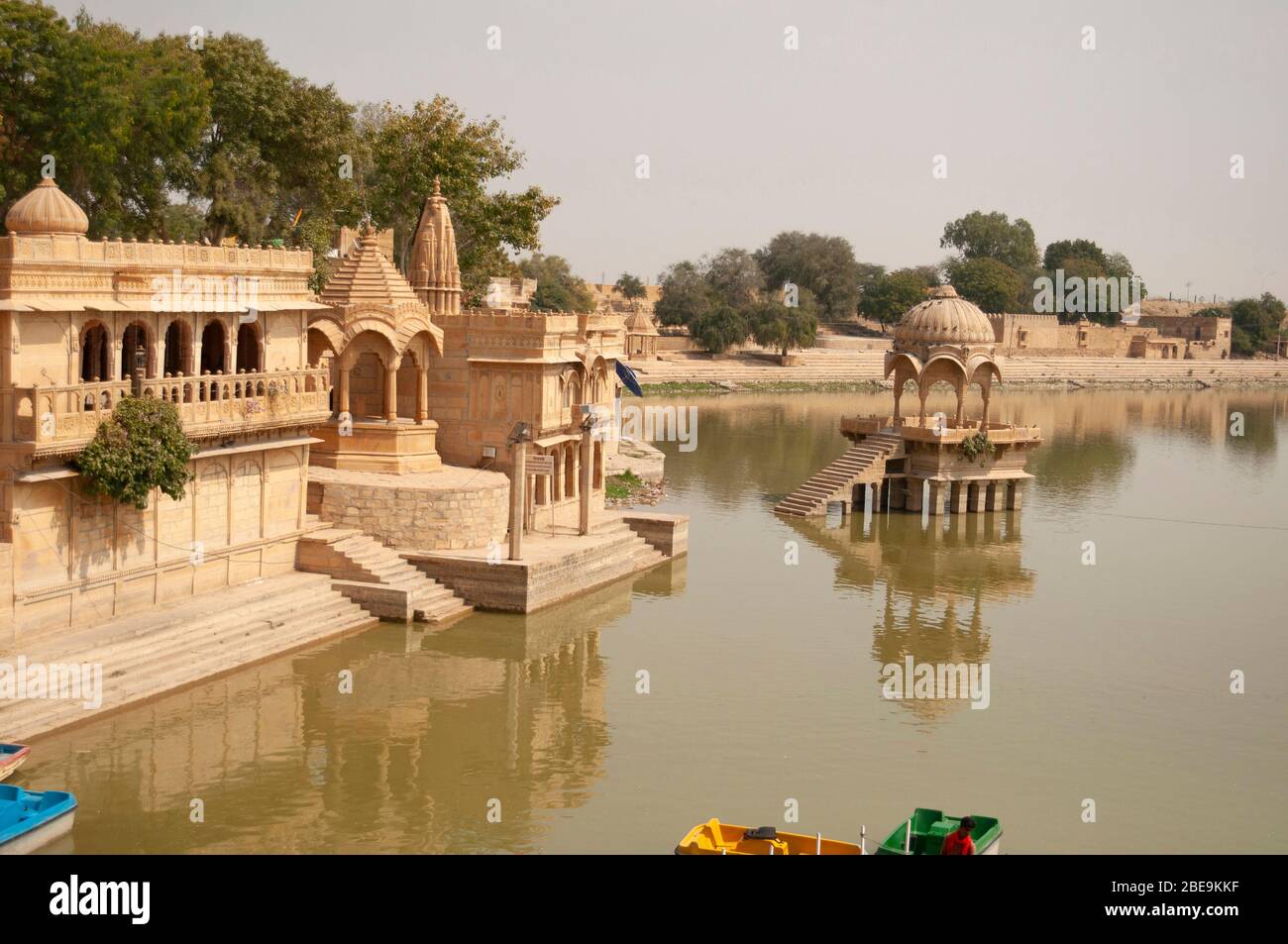 Tempio di Gadi Sagar sul lago Gadisar, Jaisalmer, Rajasthan, India Foto Stock