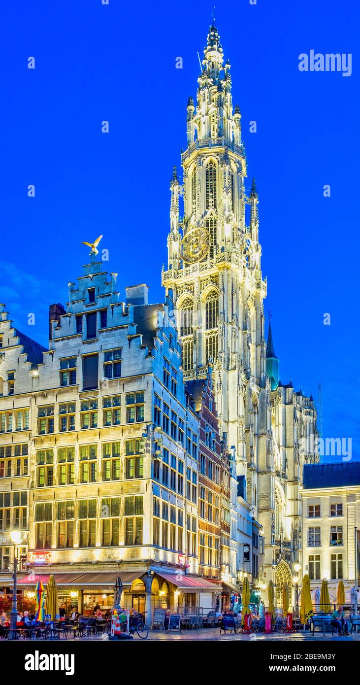 Grote Markt ("Grande Piazza del Mercato") con il campanile della cattedrale di Nostra Signora in background di Anversa, Belgio Foto Stock